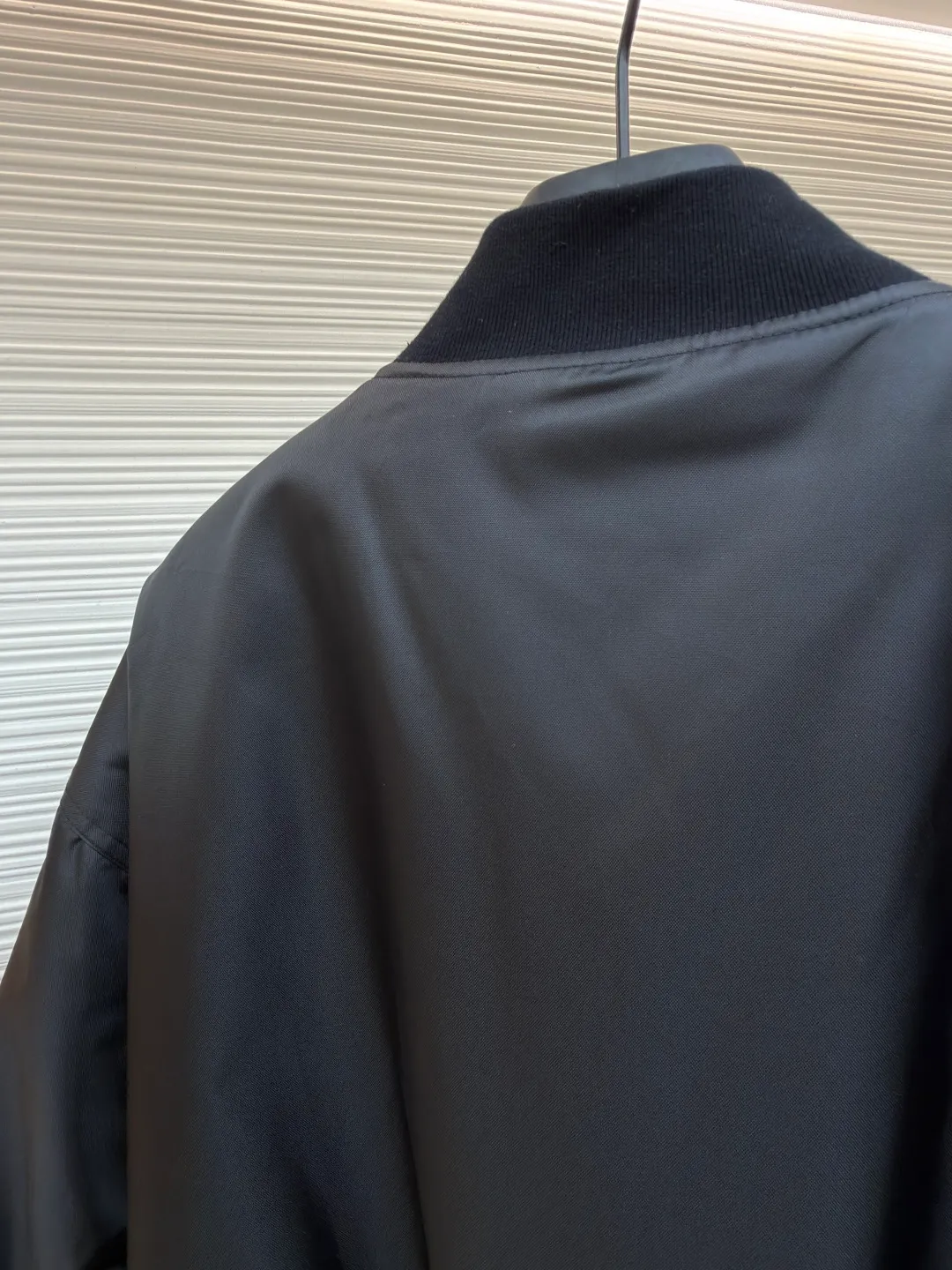 Balenciaga patch bomber jacket ●Original version: Purchased and developed for 24500 ●Item number: 1681007-C20 ●Fabric: dense-pore cold-pressed fiber nylon fabric ●Technology: embroidery production ●Version: loose version ●Weight: about 925 grams ●Size: 44-46-48-50 ●Description: Customized dense-pore cold-pressed fiber nylon cloth and velvet cloud cotton sheet inside, full texture, thick and solid Every inch contains a heavy warmth. It is based on pure black to support all the edges. The slightly dropped shoulder silhouette embraces the body shape. The gilt lion emblem patch is embellished on the chest. It continues the identity identification function of the badge. It is a silent statement worn on the body. The lining and padding design highlight the wrapping effect. It cleverly combines the warmth of cotton clothing and the aesthetics of life. In the name of design, it leads the trend and adopts imported machine embroidery technology. Use advanced computer control system and precision mechanical components. Paris lion emblem patch embroidery work with high precision, smooth and delicate lines, purely manual water disassembly process. After completing the initial combination of the lining fabric and the cotton piece, the craftsman will further adjust and disassemble it in the water. The lining fabric and the cotton piece can achieve a perfect combination, making the lining fabric and the cotton piece more closely combined. Beautiful and neat, template machine bag opening. The preset template guides the position, shape and size of the bag opening. The accuracy ensures the quality of the bag opening effect. The overall wiring is straight and delicate, the fabric is comfortable and soft, and the color is consistent without color difference. It can be matched with the same style to create a fashionable look and control various occasions. Customized accessories, complete with three standards, same style for men and women!