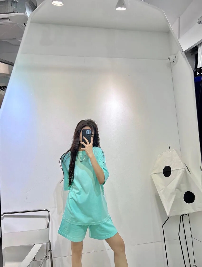 ♻️💯Upper body reference model picture❤️Top tested version 22SS new BALENCIAGA Balenciaga mint green sports logo embroidery craft pure cotton loose and breathable fashion brand short-sleeved shorts for men and women couples The latest mint green sports suit takes fashion to a higher level and is full of high-end feeling. The representative colors of Balenciaga are mint green and fluorescent yellow. The printing adopts Japanese Tajima embroidery technology. The embroidery is full and meticulous, with no skipping threads. The short-sleeved fabric is made of custom-dyed Odel 26S 280g fabric with S-level skin feel. The fabric of the shorts is made of 380g fish scale terry cotton fabric custom-dyed in a vat. Color: mint green (suit) Size: XS-L P: short sleeves 120, shorts 155