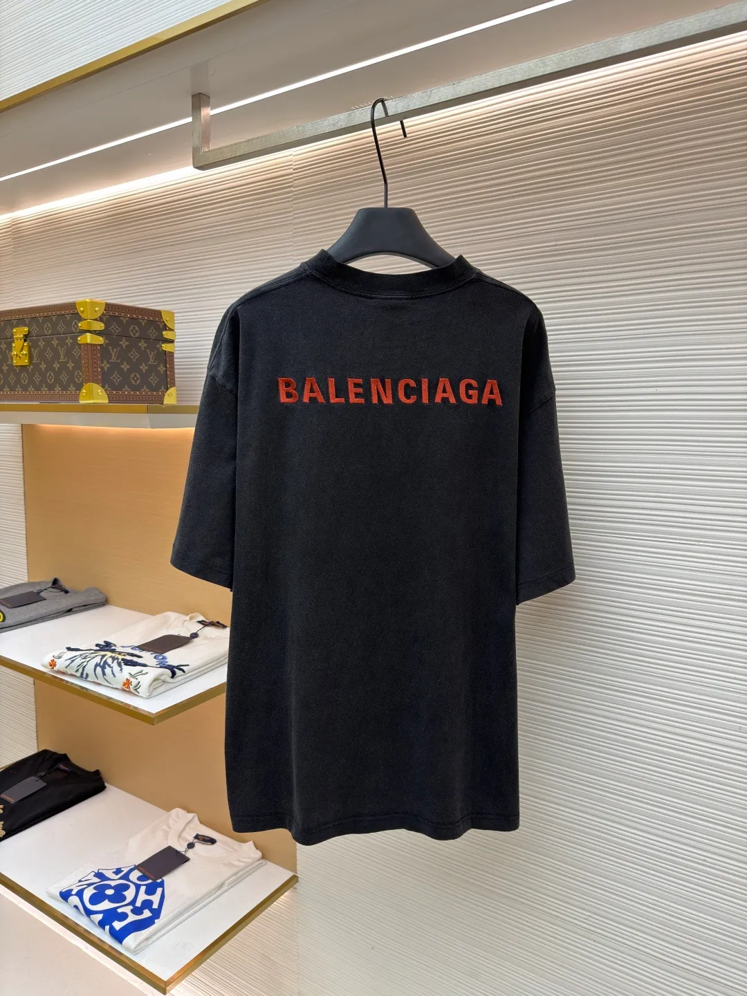 Balenciaga letter embroidery short sleeves ●Original version: Purchased and developed for 5600 ●Item number: 1682443-X95 ●Fabric: densely woven jersey fabric ●Technology: embroidery production ●Color: black ●Version: fitted version ●Weight: about 315g ●Size: Shown in a subtle and restrained manner, the minimalist and exquisite Balenciaga Back embroidery art on the chest is embellished, which is a concrete expression of the brand's soul. The back panel is deconstructed with Balenciaga Back embroidery into a flowing visual storm. Tenderness can be sharp, sweet and rebellious. Artists walking at the forefront of fashion outline their own fashion pictures. Adopt imported machine embroidery technology, use advanced computer control systems and precision mechanical components to achieve Balenciaga back embroidery operations with high precision. The lines are smooth and delicate, and the fabrics have been washed. It has a better hand feel and texture, is not easy to deform, is not easy to shrink, is not easy to fade, and maintains long-term beauty. The overall wiring is straight and delicate, the fabric is comfortable and soft, and the color is consistent without color difference. It can be matched with the same style to create a fashionable look and control various occasions. Customized accessories, complete with three standards, same style for men and women!