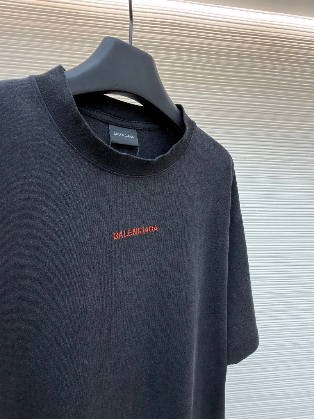 Balenciaga letter embroidery short sleeves ●Original version: Purchased and developed for 5600 ●Item number: 1682443-X95 ●Fabric: densely woven jersey fabric ●Technology: embroidery production ●Color: black ●Version: fitted version ●Weight: about 315g ●Size: Shown in a subtle and restrained manner, the minimalist and exquisite Balenciaga Back embroidery art on the chest is embellished, which is a concrete expression of the brand's soul. The back panel is deconstructed with Balenciaga Back embroidery into a flowing visual storm. Tenderness can be sharp, sweet and rebellious. Artists walking at the forefront of fashion outline their own fashion pictures. Adopt imported machine embroidery technology, use advanced computer control systems and precision mechanical components to achieve Balenciaga back embroidery operations with high precision. The lines are smooth and delicate, and the fabrics have been washed. It has a better hand feel and texture, is not easy to deform, is not easy to shrink, is not easy to fade, and maintains long-term beauty. The overall wiring is straight and delicate, the fabric is comfortable and soft, and the color is consistent without color difference. It can be matched with the same style to create a fashionable look and control various occasions. Customized accessories, complete with three standards, same style for men and women!