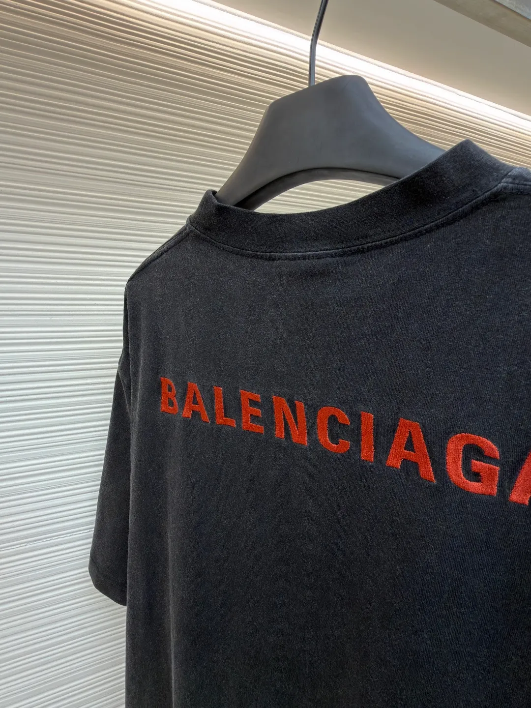 Balenciaga letter embroidery short sleeves ●Original version: Purchased and developed for 5600 ●Item number: 1682443-X95 ●Fabric: densely woven jersey fabric ●Technology: embroidery production ●Color: black ●Version: fitted version ●Weight: about 315g ●Size: Shown in a subtle and restrained manner, the minimalist and exquisite Balenciaga Back embroidery art on the chest is embellished, which is a concrete expression of the brand's soul. The back panel is deconstructed with Balenciaga Back embroidery into a flowing visual storm. Tenderness can be sharp, sweet and rebellious. Artists walking at the forefront of fashion outline their own fashion pictures. Adopt imported machine embroidery technology, use advanced computer control systems and precision mechanical components to achieve Balenciaga back embroidery operations with high precision. The lines are smooth and delicate, and the fabrics have been washed. It has a better hand feel and texture, is not easy to deform, is not easy to shrink, is not easy to fade, and maintains long-term beauty. The overall wiring is straight and delicate, the fabric is comfortable and soft, and the color is consistent without color difference. It can be matched with the same style to create a fashionable look and control various occasions. Customized accessories, complete with three standards, same style for men and women!