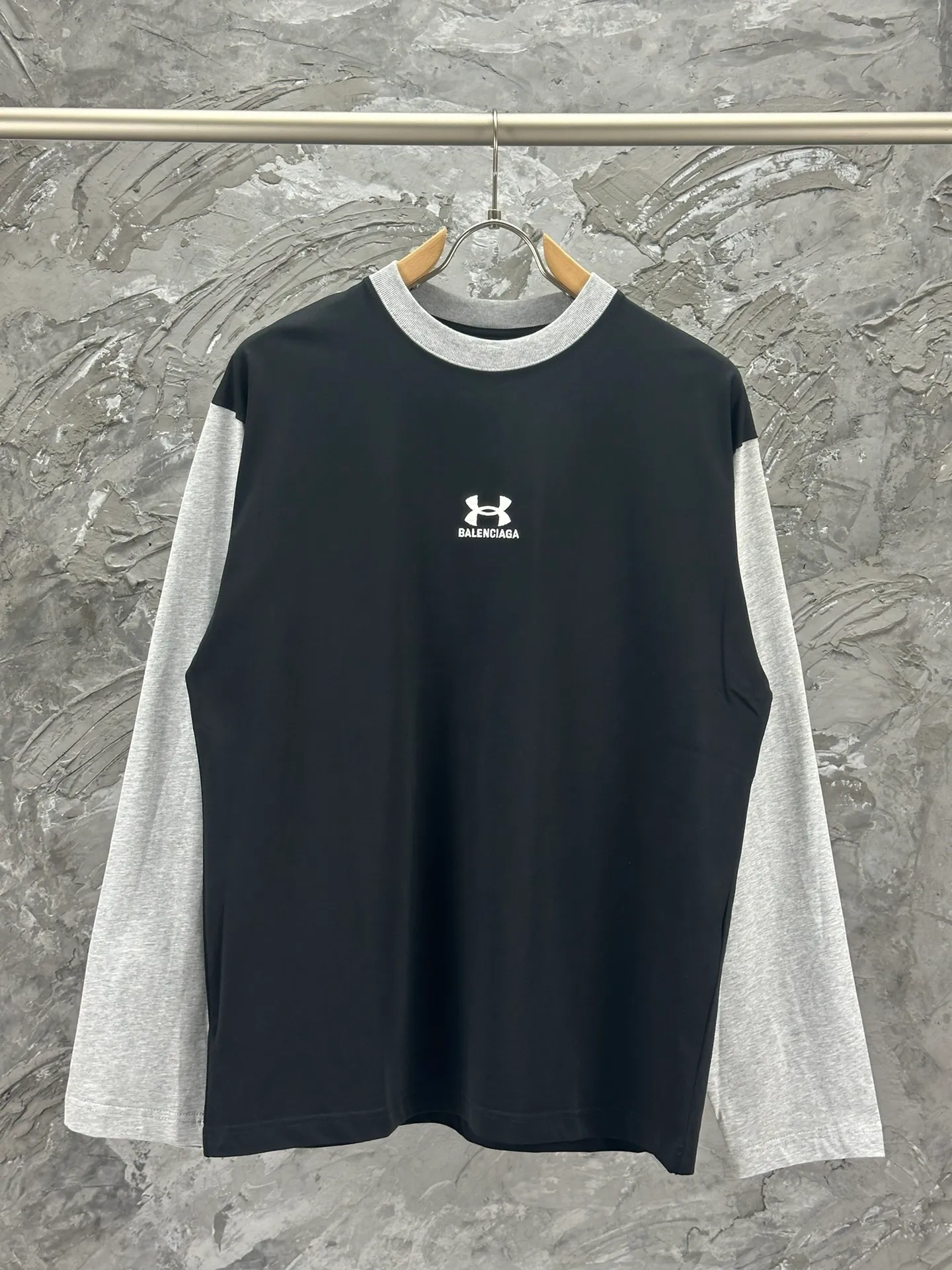 🅿️270 BALENCI*GA Paris co-branded UnderArmour style long-sleeved. The fabric is made of Paris ZP custom-woven and dyed double yarn pure cotton fabric 280g. The thread is custom-woven and dyed without color difference. The classic LOGO pattern embroidery on the front and back is embroidered by Tajima imported machine. Ready-to-wear washed. Two high-temperature styling washes. Os dropped shoulders, loose version, same style for men and women -Color: black -SIZE: XS S M L Style number 8628#