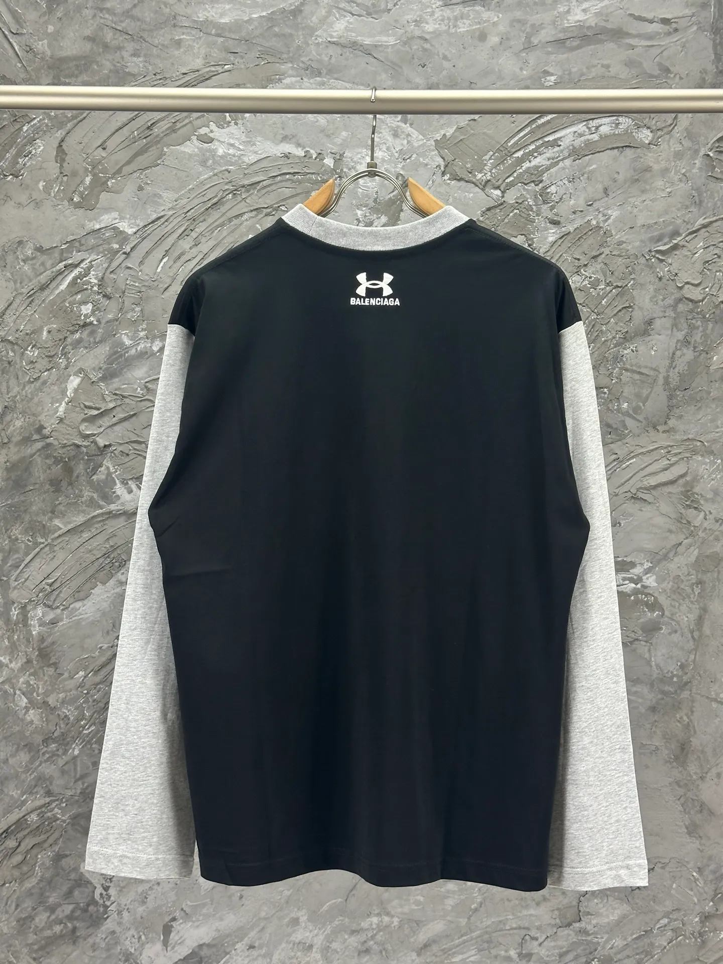 🅿️270 BALENCI*GA Paris co-branded UnderArmour style long-sleeved. The fabric is made of Paris ZP custom-woven and dyed double yarn pure cotton fabric 280g. The thread is custom-woven and dyed without color difference. The classic LOGO pattern embroidery on the front and back is embroidered by Tajima imported machine. Ready-to-wear washed. Two high-temperature styling washes. Os dropped shoulders, loose version, same style for men and women -Color: black -SIZE: XS S M L Style number 8628#