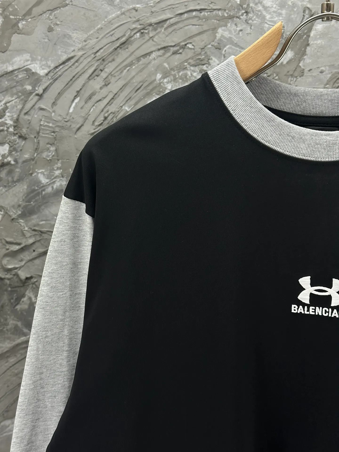 🅿️270 BALENCI*GA Paris co-branded UnderArmour style long-sleeved. The fabric is made of Paris ZP custom-woven and dyed double yarn pure cotton fabric 280g. The thread is custom-woven and dyed without color difference. The classic LOGO pattern embroidery on the front and back is embroidered by Tajima imported machine. Ready-to-wear washed. Two high-temperature styling washes. Os dropped shoulders, loose version, same style for men and women -Color: black -SIZE: XS S M L Style number 8628#