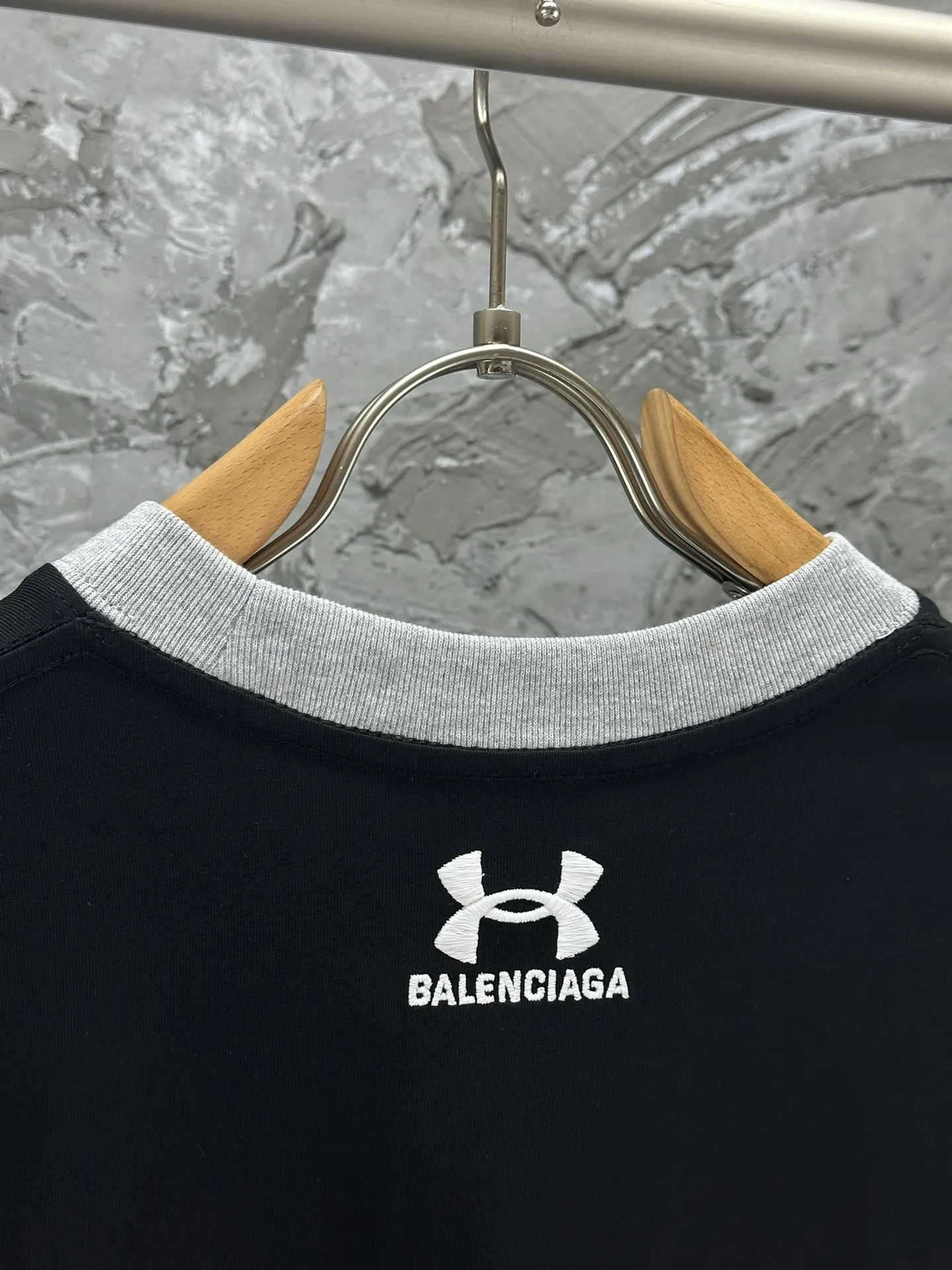 🅿️270 BALENCI*GA Paris co-branded UnderArmour style long-sleeved. The fabric is made of Paris ZP custom-woven and dyed double yarn pure cotton fabric 280g. The thread is custom-woven and dyed without color difference. The classic LOGO pattern embroidery on the front and back is embroidered by Tajima imported machine. Ready-to-wear washed. Two high-temperature styling washes. Os dropped shoulders, loose version, same style for men and women -Color: black -SIZE: XS S M L Style number 8628#