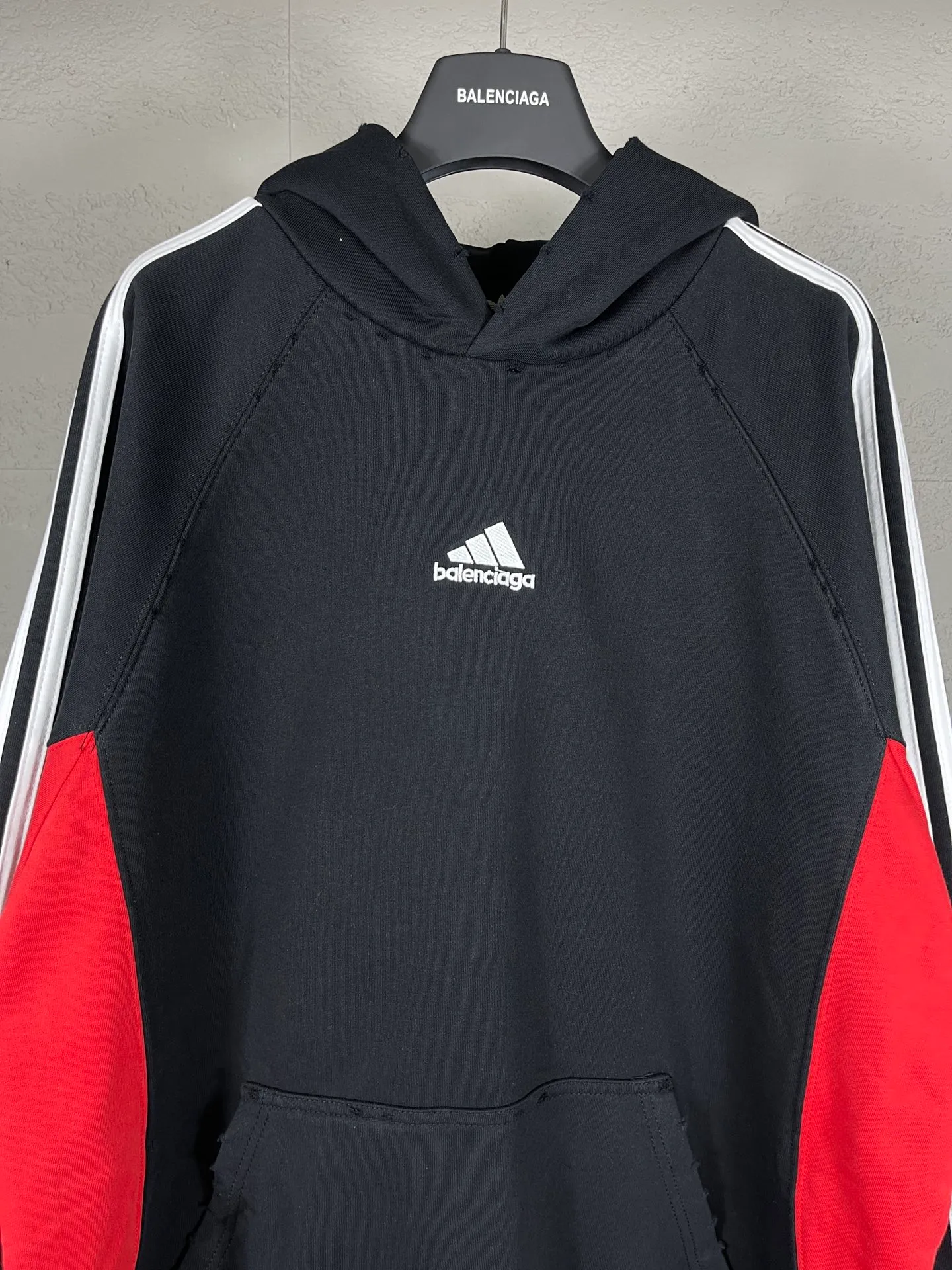 🅿️390 real shots [Top version. Official website quality] BALENCI*GA/Paris co-branded Adidas embroidered hooded sweatshirt #Splicing and color insertion, ready-to-wear worn. The fabric is made of Paris ZP custom-woven and dyed cotton sweatshirt. Weighing 450 grams, the cloth surface is clean. The cloth pattern is clear, soft and comfortable. The threads are dyed with no color difference. The classic pattern embroidery uses imported embroidery, and the letters are clear, three-dimensional and without rough edges. Jubie market produces pictures based on pictures. Welcome to compare. The version adopts OS loose shoulder design. Same style for men and women. Code: BL238020 Color: Black Size: XS S M L