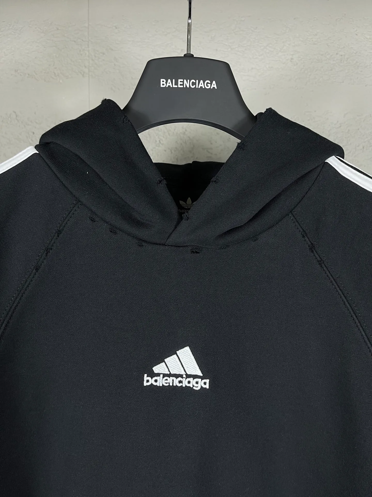 🅿️390 real shots [Top version. Official website quality] BALENCI*GA/Paris co-branded Adidas embroidered hooded sweatshirt #Splicing and color insertion, ready-to-wear worn. The fabric is made of Paris ZP custom-woven and dyed cotton sweatshirt. Weighing 450 grams, the cloth surface is clean. The cloth pattern is clear, soft and comfortable. The threads are dyed with no color difference. The classic pattern embroidery uses imported embroidery, and the letters are clear, three-dimensional and without rough edges. Jubie market produces pictures based on pictures. Welcome to compare. The version adopts OS loose shoulder design. Same style for men and women. Code: BL238020 Color: Black Size: XS S M L
