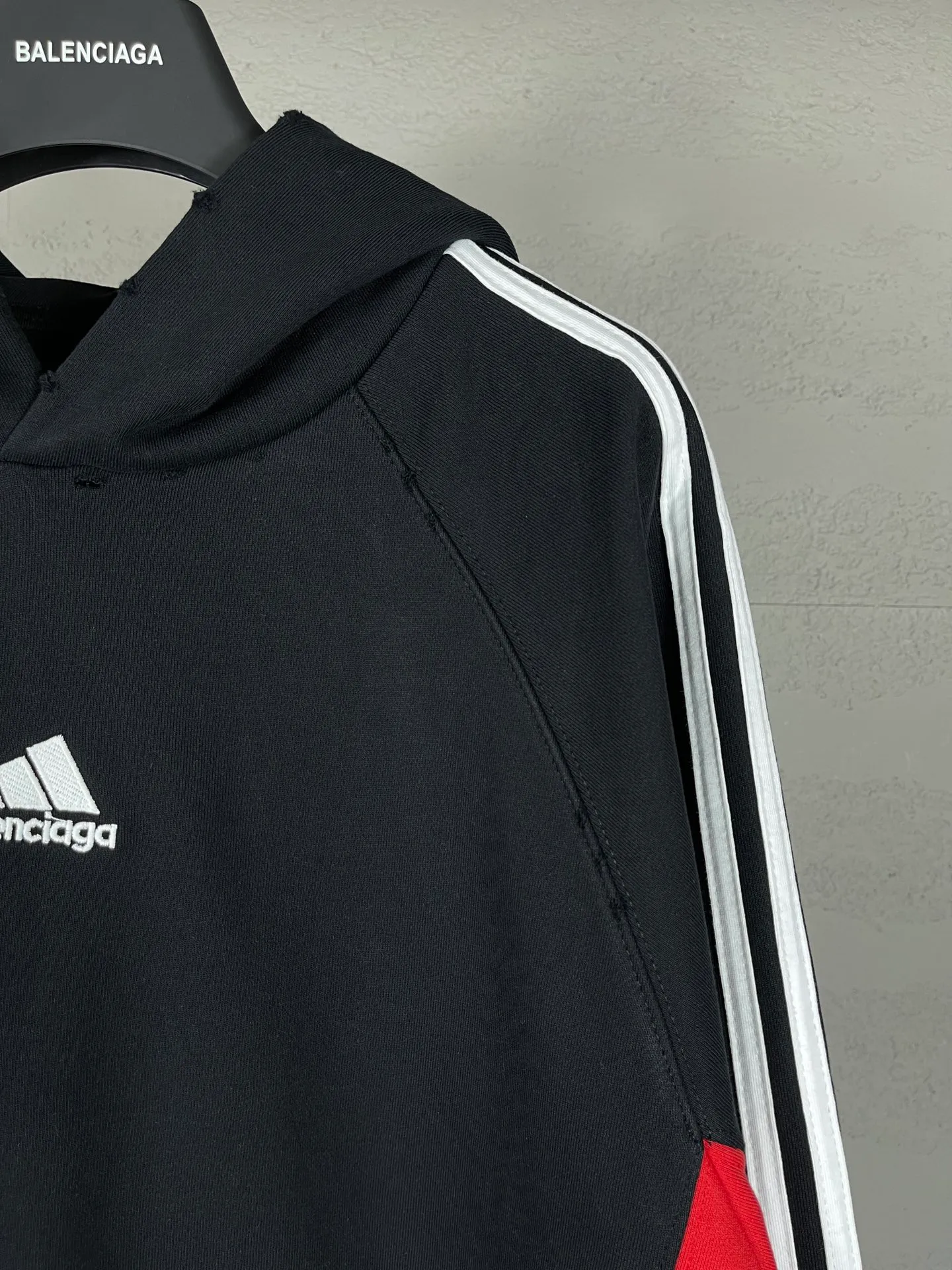 🅿️390 real shots [Top version. Official website quality] BALENCI*GA/Paris co-branded Adidas embroidered hooded sweatshirt #Splicing and color insertion, ready-to-wear worn. The fabric is made of Paris ZP custom-woven and dyed cotton sweatshirt. Weighing 450 grams, the cloth surface is clean. The cloth pattern is clear, soft and comfortable. The threads are dyed with no color difference. The classic pattern embroidery uses imported embroidery, and the letters are clear, three-dimensional and without rough edges. Jubie market produces pictures based on pictures. Welcome to compare. The version adopts OS loose shoulder design. Same style for men and women. Code: BL238020 Color: Black Size: XS S M L