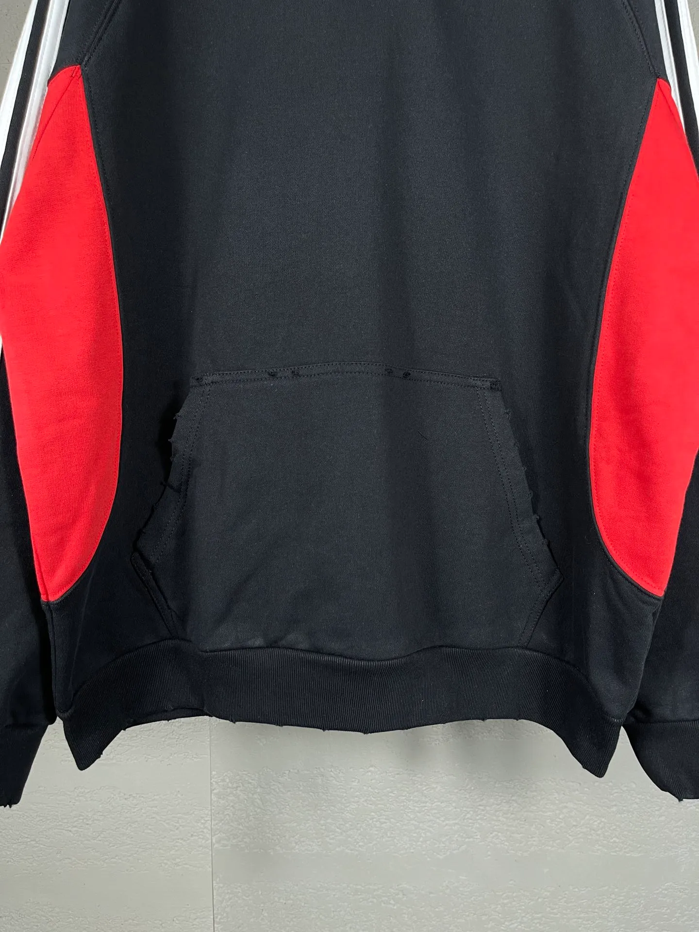 🅿️390 real shots [Top version. Official website quality] BALENCI*GA/Paris co-branded Adidas embroidered hooded sweatshirt #Splicing and color insertion, ready-to-wear worn. The fabric is made of Paris ZP custom-woven and dyed cotton sweatshirt. Weighing 450 grams, the cloth surface is clean. The cloth pattern is clear, soft and comfortable. The threads are dyed with no color difference. The classic pattern embroidery uses imported embroidery, and the letters are clear, three-dimensional and without rough edges. Jubie market produces pictures based on pictures. Welcome to compare. The version adopts OS loose shoulder design. Same style for men and women. Code: BL238020 Color: Black Size: XS S M L