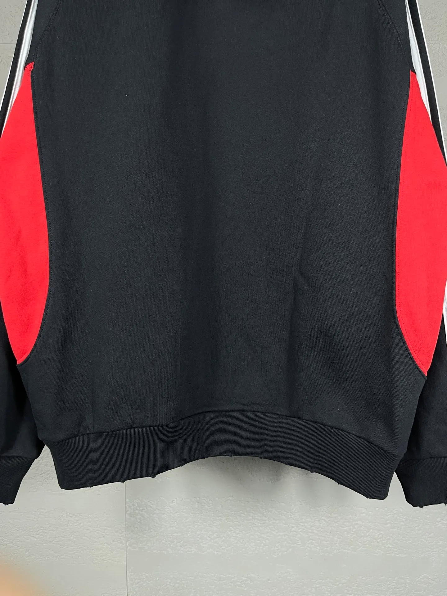 🅿️390 real shots [Top version. Official website quality] BALENCI*GA/Paris co-branded Adidas embroidered hooded sweatshirt #Splicing and color insertion, ready-to-wear worn. The fabric is made of Paris ZP custom-woven and dyed cotton sweatshirt. Weighing 450 grams, the cloth surface is clean. The cloth pattern is clear, soft and comfortable. The threads are dyed with no color difference. The classic pattern embroidery uses imported embroidery, and the letters are clear, three-dimensional and without rough edges. Jubie market produces pictures based on pictures. Welcome to compare. The version adopts OS loose shoulder design. Same style for men and women. Code: BL238020 Color: Black Size: XS S M L