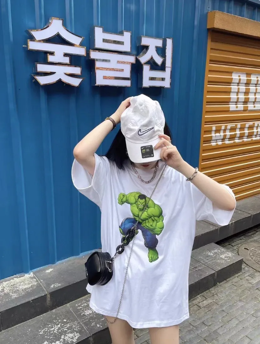 ♻️💯Refer to the model picture for the upper body❤️The strongest Balenciaga/Balenciaga Heavy Industry washed Hulk Marvel joint short-sleeved fabric is made of double yarn plain weave, 280g sweatshirt fabric; matched with 32S/1*2 fine cotton double yarn 1*1 rib, washed environmentally friendly dyed fabric, and the threads are in the same vat with no color difference.  The front printed green giant uses water-wash printing technology; it is made of imported environmentally friendly glue material (no odor) and mechanized printing technology. Mechanical printing has high precision, the positioning accuracy can reach ±0.02mm, the quality is stable, and the printing quality is clear, just like the photo. The body is washed and frayed and embroidered elements are added, which greatly increases the interest of the clothing; it has a unique visual effect. The special washing effect creates a unique aged effect. A unisex style that blurs the boundaries, with a classic dropped shoulder and oversize silhouette, and a loose and casual upper body. Color: White Size: XS-L P:260