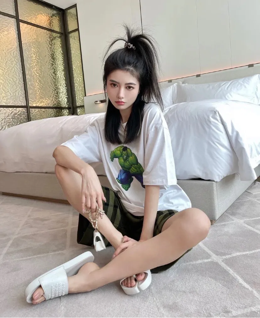 ♻️💯Refer to the model picture for the upper body❤️The strongest Balenciaga/Balenciaga Heavy Industry washed Hulk Marvel joint short-sleeved fabric is made of double yarn plain weave, 280g sweatshirt fabric; matched with 32S/1*2 fine cotton double yarn 1*1 rib, washed environmentally friendly dyed fabric, and the threads are in the same vat with no color difference.  The front printed green giant uses water-wash printing technology; it is made of imported environmentally friendly glue material (no odor) and mechanized printing technology. Mechanical printing has high precision, the positioning accuracy can reach ±0.02mm, the quality is stable, and the printing quality is clear, just like the photo. The body is washed and frayed and embroidered elements are added, which greatly increases the interest of the clothing; it has a unique visual effect. The special washing effect creates a unique aged effect. A unisex style that blurs the boundaries, with a classic dropped shoulder and oversize silhouette, and a loose and casual upper body. Color: White Size: XS-L P:260