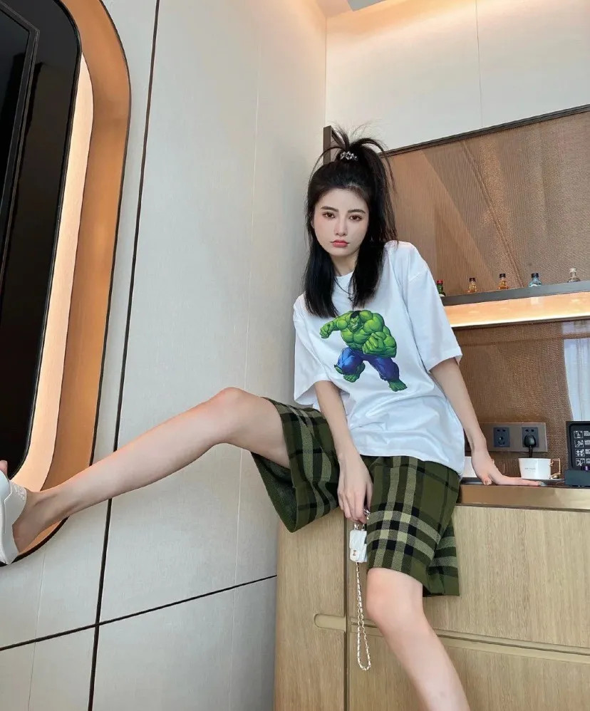 ♻️💯Refer to the model picture for the upper body❤️The strongest Balenciaga/Balenciaga Heavy Industry washed Hulk Marvel joint short-sleeved fabric is made of double yarn plain weave, 280g sweatshirt fabric; matched with 32S/1*2 fine cotton double yarn 1*1 rib, washed environmentally friendly dyed fabric, and the threads are in the same vat with no color difference.  The front printed green giant uses water-wash printing technology; it is made of imported environmentally friendly glue material (no odor) and mechanized printing technology. Mechanical printing has high precision, the positioning accuracy can reach ±0.02mm, the quality is stable, and the printing quality is clear, just like the photo. The body is washed and frayed and embroidered elements are added, which greatly increases the interest of the clothing; it has a unique visual effect. The special washing effect creates a unique aged effect. A unisex style that blurs the boundaries, with a classic dropped shoulder and oversize silhouette, and a loose and casual upper body. Color: White Size: XS-L P:260