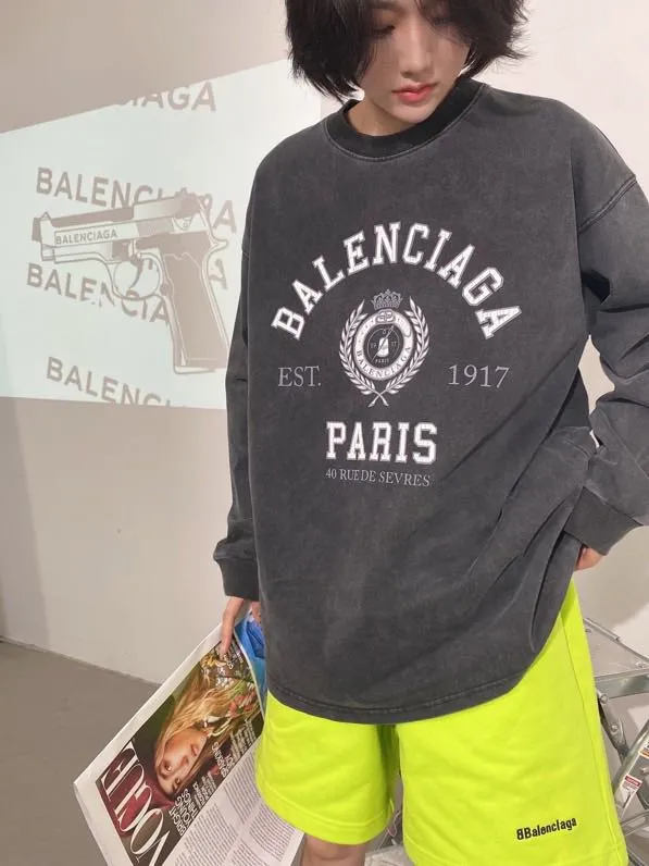 ♻️💯Refer to the model picture for the upper body❤️The top tested version of BALENCIAGA basic embroidered cotton loose shorts for men and women, the same fashion brand shorts. Fabric: Customized fish scale terry cotton fabric 440 grams, super heavy, ready-to-wear washed and soft to the touch. Printing: Japanese Tajima embroidery technology is used, the embroidery is accurate, the printing is meticulous and full, and there is no thread skipping. Accessories: Complete set of customized BLCG accessories Color: Fluorescent green black gray dark khaki Size: XS-L P:310
