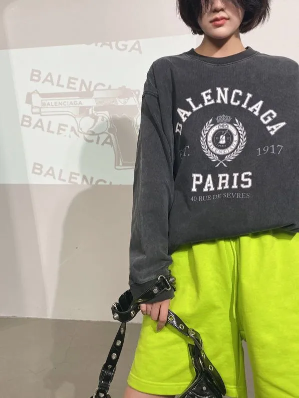 ♻️💯Refer to the model picture for the upper body❤️The top tested version of BALENCIAGA basic embroidered cotton loose shorts for men and women, the same fashion brand shorts. Fabric: Customized fish scale terry cotton fabric 440 grams, super heavy, ready-to-wear washed and soft to the touch. Printing: Japanese Tajima embroidery technology is used, the embroidery is accurate, the printing is meticulous and full, and there is no thread skipping. Accessories: Complete set of customized BLCG accessories Color: Fluorescent green black gray dark khaki Size: XS-L P:310