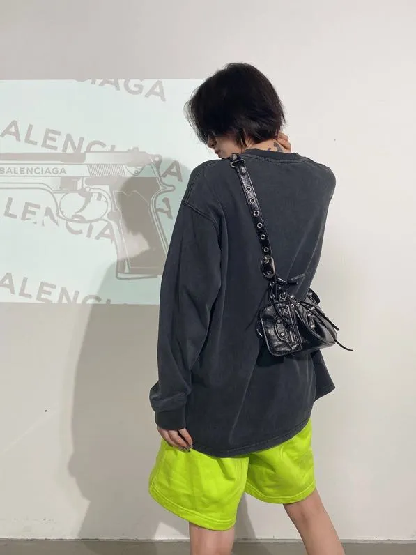 ♻️💯Refer to the model picture for the upper body❤️The top tested version of BALENCIAGA basic embroidered cotton loose shorts for men and women, the same fashion brand shorts. Fabric: Customized fish scale terry cotton fabric 440 grams, super heavy, ready-to-wear washed and soft to the touch. Printing: Japanese Tajima embroidery technology is used, the embroidery is accurate, the printing is meticulous and full, and there is no thread skipping. Accessories: Complete set of customized BLCG accessories Color: Fluorescent green black gray dark khaki Size: XS-L P:310