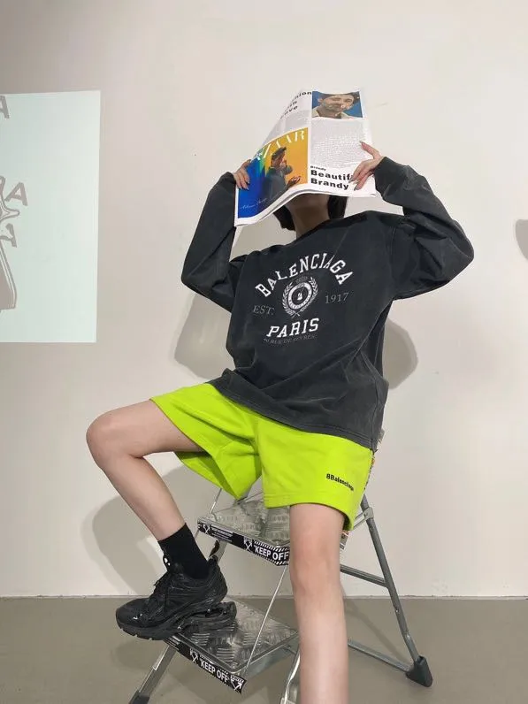 ♻️💯Refer to the model picture for the upper body❤️The top tested version of BALENCIAGA basic embroidered cotton loose shorts for men and women, the same fashion brand shorts. Fabric: Customized fish scale terry cotton fabric 440 grams, super heavy, ready-to-wear washed and soft to the touch. Printing: Japanese Tajima embroidery technology is used, the embroidery is accurate, the printing is meticulous and full, and there is no thread skipping. Accessories: Complete set of customized BLCG accessories Color: Fluorescent green black gray dark khaki Size: XS-L P:310