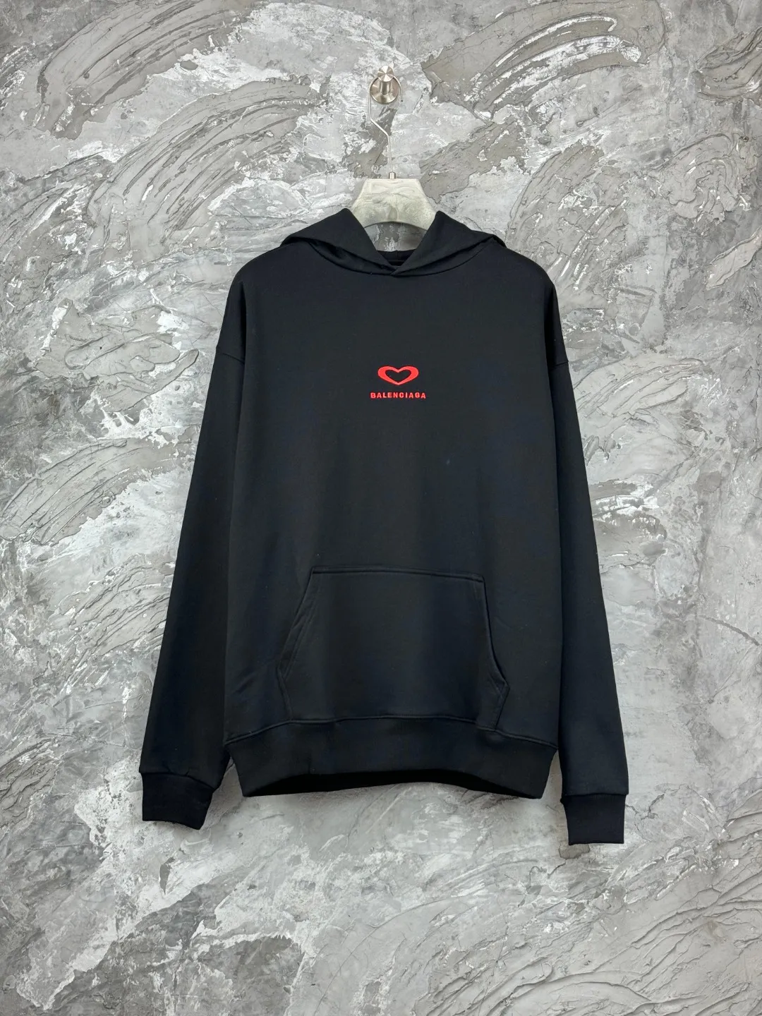 🅿️350 BALENCI*GA Paris Chinese Valentine's Day limited edition hooded sweatshirt. The front embroidery is embroidered with an imported Tajima embroidery machine. The back letters are printed with environmentally friendly glue. Customized matching hardware. The letters are clear. The effect is three-dimensional. Exclusively matched to the pattern, woven and dyed 460g fabric. Threads are dyed in the same cylinder with zero color difference. Brick cabinet synchronization. Welcome to compare. Same style for men and women -Color: black off-white -SIZE: Xs S M L Style number 8991#