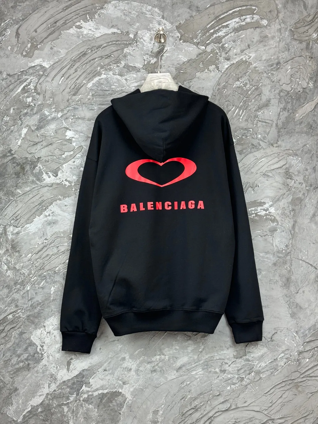 🅿️350 BALENCI*GA Paris Chinese Valentine's Day limited edition hooded sweatshirt. The front embroidery is embroidered with an imported Tajima embroidery machine. The back letters are printed with environmentally friendly glue. Customized matching hardware. The letters are clear. The effect is three-dimensional. Exclusively matched to the pattern, woven and dyed 460g fabric. Threads are dyed in the same cylinder with zero color difference. Brick cabinet synchronization. Welcome to compare. Same style for men and women -Color: black off-white -SIZE: Xs S M L Style number 8991#