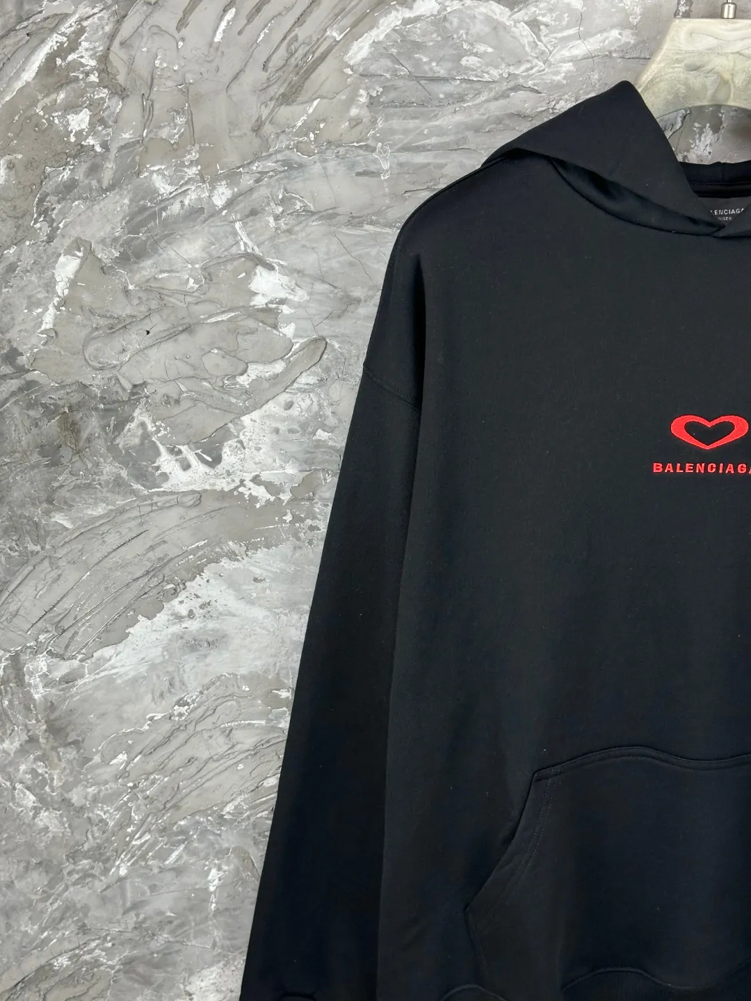 🅿️350 BALENCI*GA Paris Chinese Valentine's Day limited edition hooded sweatshirt. The front embroidery is embroidered with an imported Tajima embroidery machine. The back letters are printed with environmentally friendly glue. Customized matching hardware. The letters are clear. The effect is three-dimensional. Exclusively matched to the pattern, woven and dyed 460g fabric. Threads are dyed in the same cylinder with zero color difference. Brick cabinet synchronization. Welcome to compare. Same style for men and women -Color: black off-white -SIZE: Xs S M L Style number 8991#