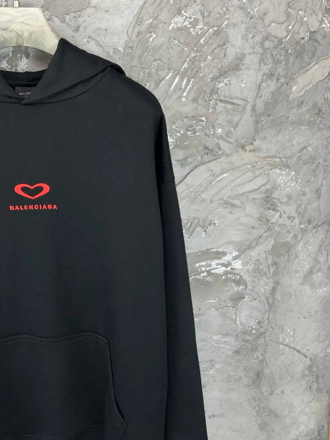 🅿️350 BALENCI*GA Paris Chinese Valentine's Day limited edition hooded sweatshirt. The front embroidery is embroidered with an imported Tajima embroidery machine. The back letters are printed with environmentally friendly glue. Customized matching hardware. The letters are clear. The effect is three-dimensional. Exclusively matched to the pattern, woven and dyed 460g fabric. Threads are dyed in the same cylinder with zero color difference. Brick cabinet synchronization. Welcome to compare. Same style for men and women -Color: black off-white -SIZE: Xs S M L Style number 8991#