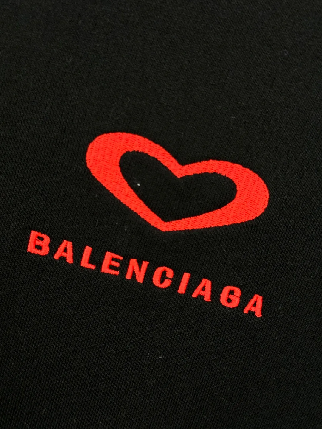 🅿️350 BALENCI*GA Paris Chinese Valentine's Day limited edition hooded sweatshirt. The front embroidery is embroidered with an imported Tajima embroidery machine. The back letters are printed with environmentally friendly glue. Customized matching hardware. The letters are clear. The effect is three-dimensional. Exclusively matched to the pattern, woven and dyed 460g fabric. Threads are dyed in the same cylinder with zero color difference. Brick cabinet synchronization. Welcome to compare. Same style for men and women -Color: black off-white -SIZE: Xs S M L Style number 8991#
