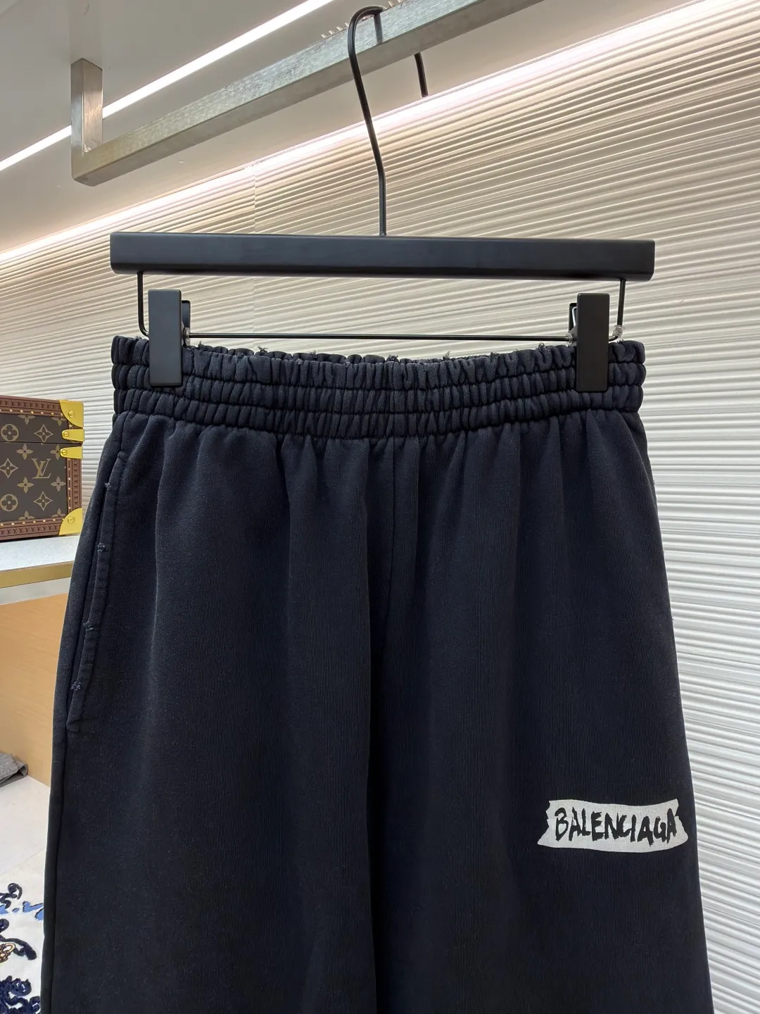 Balenciaga pure cotton fish scale bottom ●Item No.: 1681637-A90 ●Fabric: Pure cotton fish scale bottom fabric ●Technology: Glue printing ●Color: Black ●Version: Loose version ●Weight: about 715 grams ●Size: XS-S-M-L ●Description: The fabric is made of 26S double yarn + 10S fish scale bottom brushed fabric, 380g. Pure cotton fish scale bottom sweatshirt fabric is a knitted fabric with special texture and excellent performance. The pure cotton material ensures the softness, breathability and moisture absorption of the fabric; the fish scale bottom structure increases the elasticity and wrinkle resistance of the fabric. Dark floral dot multi-layer overlay printing is an advanced printing technology that combines fine patterns and three-dimensional layers. Its core is to use high-mesh dot plate making to overprint transparent or light-colored printing paste on the fabric base multiple times with micron-level precision. Each overlay is accurately aligned to form a faint dark flower texture. The printing pattern does not rely on bright colors, but creates subtle light and shadow gradients and tactile layering on the surface of the fabric through the thickness difference of slurry accumulation and light refraction. The pattern shows subtle changes at different angles, combining visual depth and long-lasting washability. The overall wiring is straight and delicate, the fabric is comfortable and soft, and the color is consistent without color difference. It can be matched with the same style to create a fashionable look and control various occasions. Customized accessories, complete with three standards, same style for men and women!