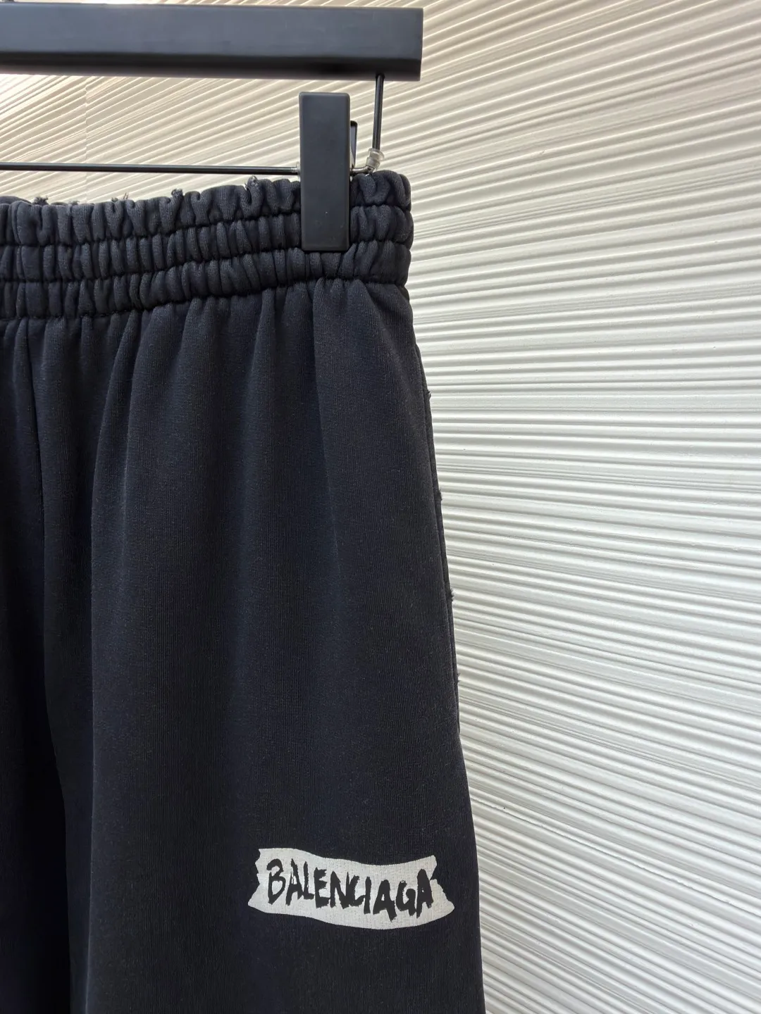 Balenciaga pure cotton fish scale bottom ●Item No.: 1681637-A90 ●Fabric: Pure cotton fish scale bottom fabric ●Technology: Glue printing ●Color: Black ●Version: Loose version ●Weight: about 715 grams ●Size: XS-S-M-L ●Description: The fabric is made of 26S double yarn + 10S fish scale bottom brushed fabric, 380g. Pure cotton fish scale bottom sweatshirt fabric is a knitted fabric with special texture and excellent performance. The pure cotton material ensures the softness, breathability and moisture absorption of the fabric; the fish scale bottom structure increases the elasticity and wrinkle resistance of the fabric. Dark floral dot multi-layer overlay printing is an advanced printing technology that combines fine patterns and three-dimensional layers. Its core is to use high-mesh dot plate making to overprint transparent or light-colored printing paste on the fabric base multiple times with micron-level precision. Each overlay is accurately aligned to form a faint dark flower texture. The printing pattern does not rely on bright colors, but creates subtle light and shadow gradients and tactile layering on the surface of the fabric through the thickness difference of slurry accumulation and light refraction. The pattern shows subtle changes at different angles, combining visual depth and long-lasting washability. The overall wiring is straight and delicate, the fabric is comfortable and soft, and the color is consistent without color difference. It can be matched with the same style to create a fashionable look and control various occasions. Customized accessories, complete with three standards, same style for men and women!