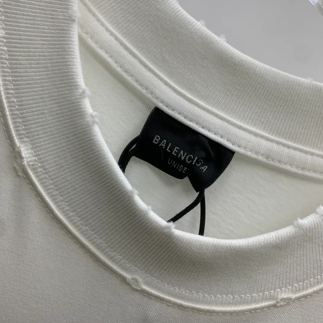The top tested version of BALENCIAGA burst letter print. LOGO logo printing is exquisitely upgraded. High version of short-sleeved T-shirt. Original fabric. Official same style. Short-sleeved T-shirt. Washed 310g. Pure cotton fabric. Very comfortable to the touch. The latest brick cabinet for spring and summer. Super versatile and good-looking. Very suitable for both men and women. A must-have. Tag. Collar label. Washed wheat. Complete with three labels. Color: White. Black. Size: XS~L P:290.