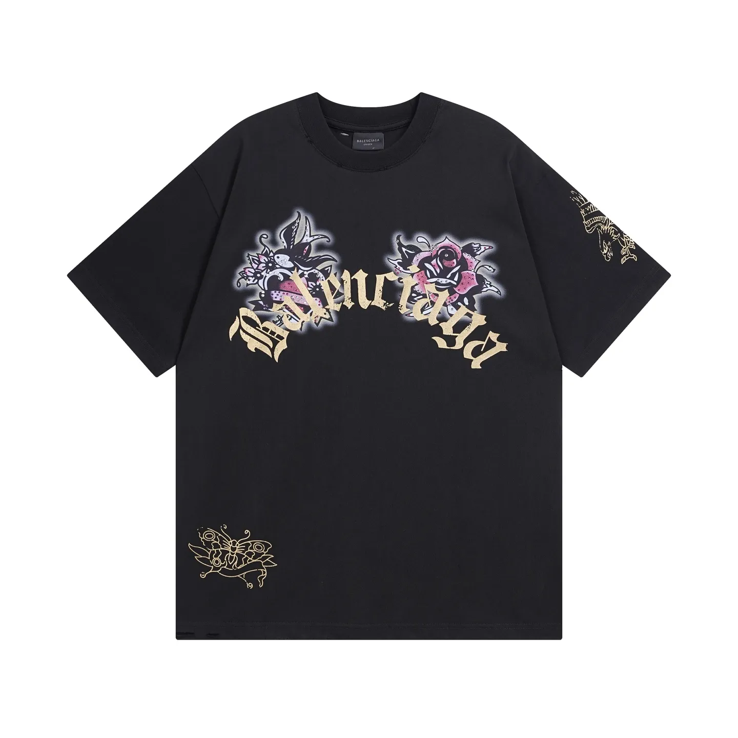 🅿️220 real photos [Top version. Official website quality] BALENCI*GA/25 new model. The front is directly printed with tacky tattoo art work, the right sleeve is printed with graphics, and the front and back are rhinestoned. Ready-to-wear distressed short-sleeved T-shirt # SS25 latest style. Research and development at the first time, different market currencies. Comparisons welcome. The fabric is made of Paris ZP custom-woven and dyed cotton double yarn. Weighing 260 grams, the cloth surface is clean. The cloth pattern is clear, soft and comfortable. The threads are dyed with no color difference. Printing adopts computer direct printing. The front and back pieces are hot-drilled. The garments are washed and worn to make them look old. Jubie market currency. Welcome to compare. The version adopts OS loose shoulder design. Same style for men and women. Code: BL253676 Color: black, light blue Size: XS S M L