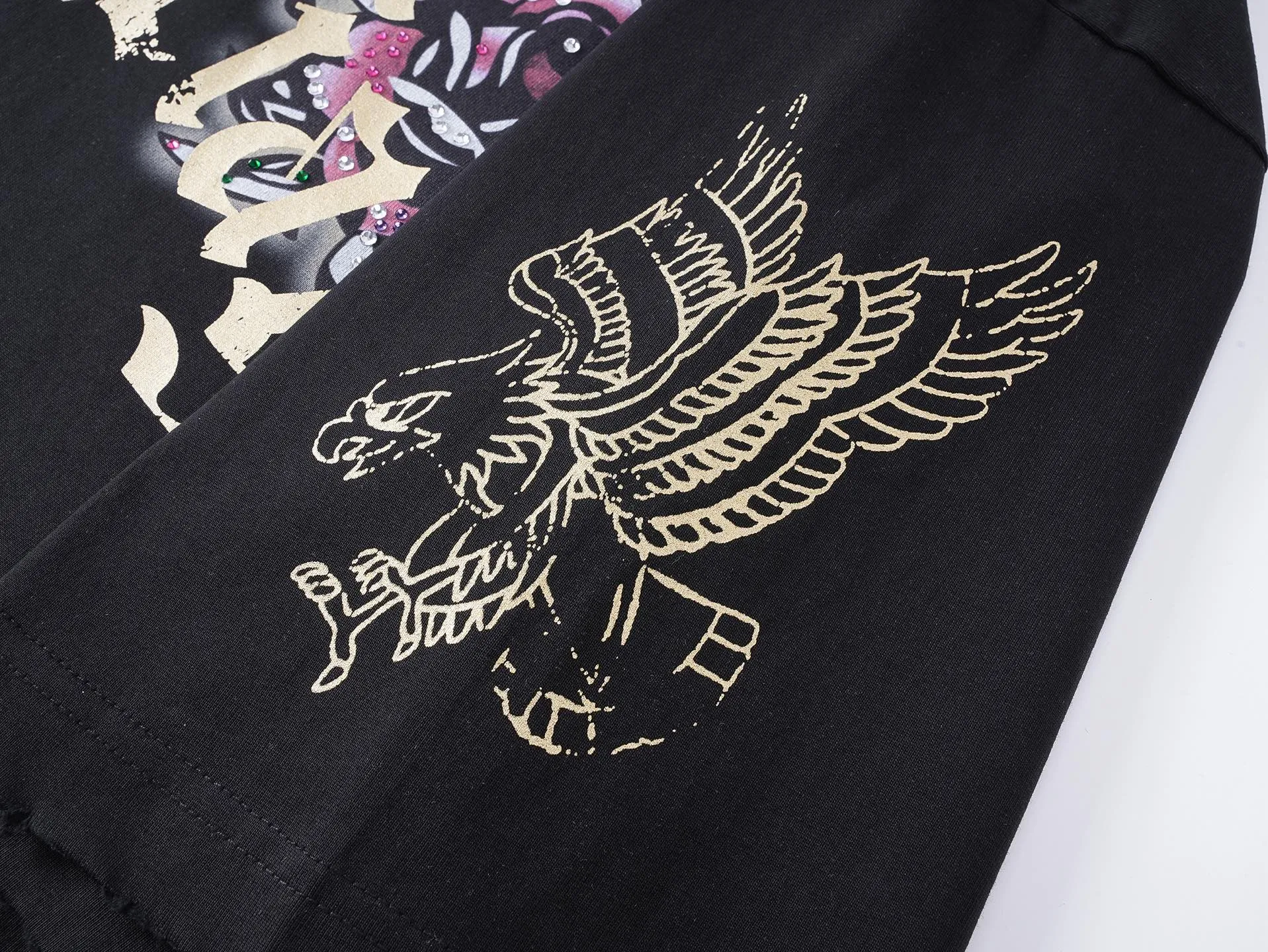 🅿️220 real photos [Top version. Official website quality] BALENCI*GA/25 new model. The front is directly printed with tacky tattoo art work, the right sleeve is printed with graphics, and the front and back are rhinestoned. Ready-to-wear distressed short-sleeved T-shirt # SS25 latest style. Research and development at the first time, different market currencies. Comparisons welcome. The fabric is made of Paris ZP custom-woven and dyed cotton double yarn. Weighing 260 grams, the cloth surface is clean. The cloth pattern is clear, soft and comfortable. The threads are dyed with no color difference. Printing adopts computer direct printing. The front and back pieces are hot-drilled. The garments are washed and worn to make them look old. Jubie market currency. Welcome to compare. The version adopts OS loose shoulder design. Same style for men and women. Code: BL253676 Color: black, light blue Size: XS S M L
