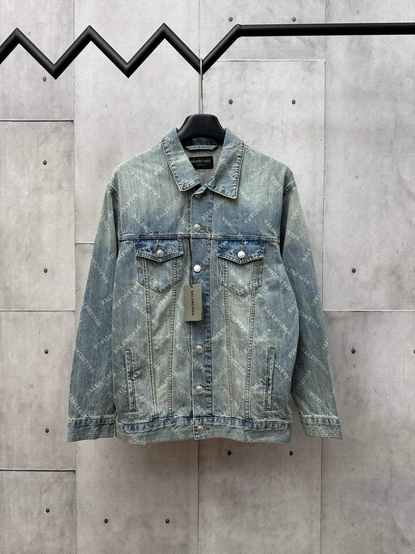 🅿️560 24FW Balenciaga all-over printed denim jacket. The fabric is made of 100% cotton slub denim. Features: The fabric has a thick texture, many and prominent slub yarns, and has a good washing effect. Advantages: good breathability, strong hygroscopicity, comfortable to wear. The fabric is then burned and washed. 1. Laser burning technology. Laser burning technology uses the high-temperature energy of the laser beam to etch the surface of the denim fabric to form a balenciaga pattern texture. This technology combines the advantages of laser technology and digital processing and can accurately control the processing process. 2. Post-washing treatment: After the laser processing is completed, the denim jacket must undergo necessary post-processing, general washing, etc. to remove residual dye and fiber dust.  Because there are no burn marks on the wiring at the splicing point, semi-finished products need to be burnt, which greatly increases the production cost.  OS loose and genderless style: Among Balenciaga denim jackets, the loose style is very popular. It has larger shoulder width and bust, as well as a longer length, creating a casual and comfortable wearing experience. The loose fit is not only suitable for daily casual wear, but can also be easily matched with a sense of fashion.  Size: 1 2 3 4
