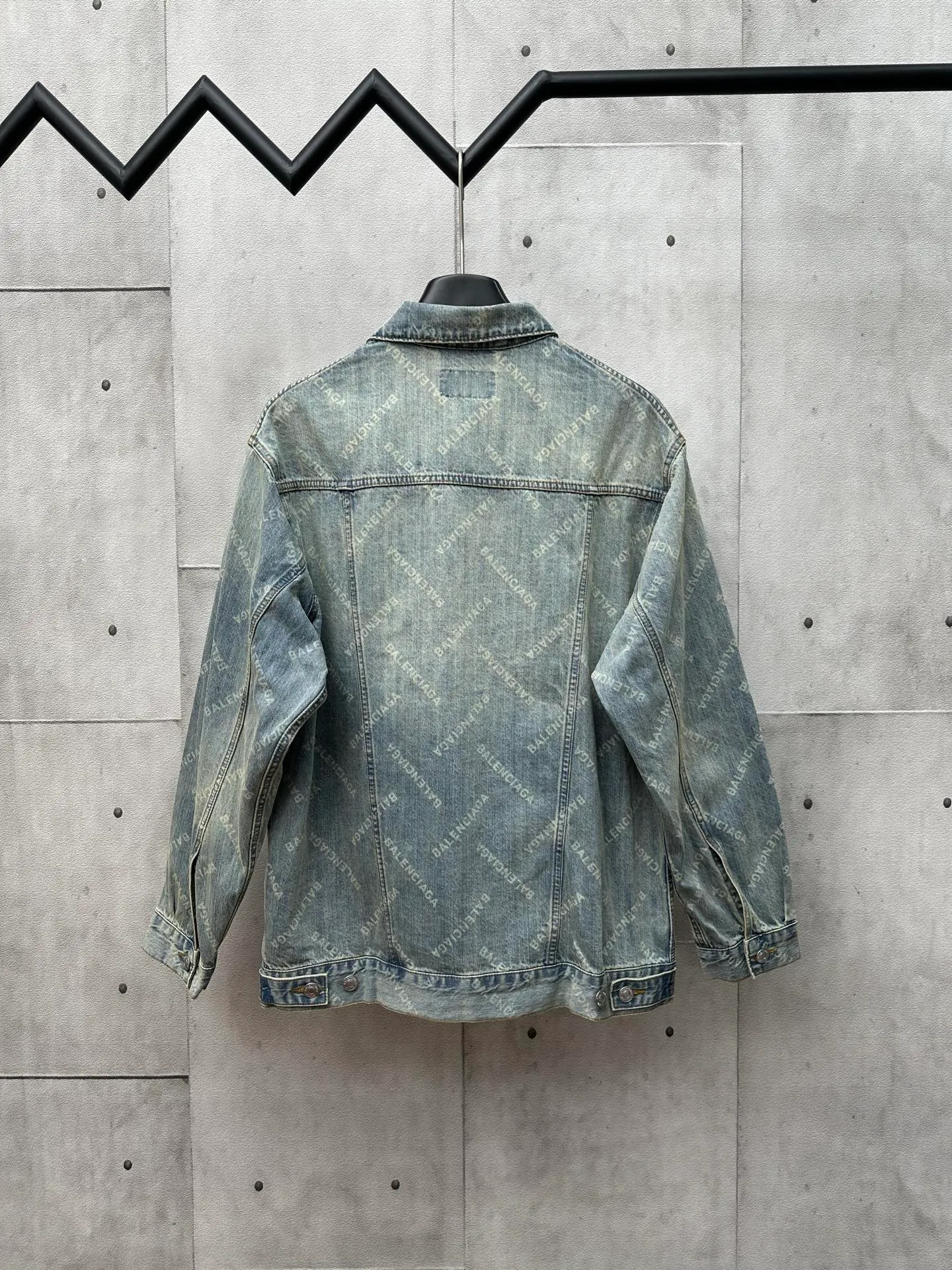🅿️560 24FW Balenciaga all-over printed denim jacket. The fabric is made of 100% cotton slub denim. Features: The fabric has a thick texture, many and prominent slub yarns, and has a good washing effect. Advantages: good breathability, strong hygroscopicity, comfortable to wear. The fabric is then burned and washed. 1. Laser burning technology. Laser burning technology uses the high-temperature energy of the laser beam to etch the surface of the denim fabric to form a balenciaga pattern texture. This technology combines the advantages of laser technology and digital processing and can accurately control the processing process. 2. Post-washing treatment: After the laser processing is completed, the denim jacket must undergo necessary post-processing, general washing, etc. to remove residual dye and fiber dust.  Because there are no burn marks on the wiring at the splicing point, semi-finished products need to be burnt, which greatly increases the production cost.  OS loose and genderless style: Among Balenciaga denim jackets, the loose style is very popular. It has larger shoulder width and bust, as well as a longer length, creating a casual and comfortable wearing experience. The loose fit is not only suitable for daily casual wear, but can also be easily matched with a sense of fashion.  Size: 1 2 3 4