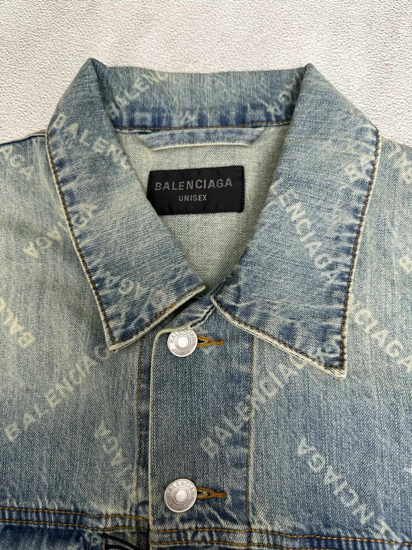 🅿️560 24FW Balenciaga all-over printed denim jacket. The fabric is made of 100% cotton slub denim. Features: The fabric has a thick texture, many and prominent slub yarns, and has a good washing effect. Advantages: good breathability, strong hygroscopicity, comfortable to wear. The fabric is then burned and washed. 1. Laser burning technology. Laser burning technology uses the high-temperature energy of the laser beam to etch the surface of the denim fabric to form a balenciaga pattern texture. This technology combines the advantages of laser technology and digital processing and can accurately control the processing process. 2. Post-washing treatment: After the laser processing is completed, the denim jacket must undergo necessary post-processing, general washing, etc. to remove residual dye and fiber dust.  Because there are no burn marks on the wiring at the splicing point, semi-finished products need to be burnt, which greatly increases the production cost.  OS loose and genderless style: Among Balenciaga denim jackets, the loose style is very popular. It has larger shoulder width and bust, as well as a longer length, creating a casual and comfortable wearing experience. The loose fit is not only suitable for daily casual wear, but can also be easily matched with a sense of fashion.  Size: 1 2 3 4