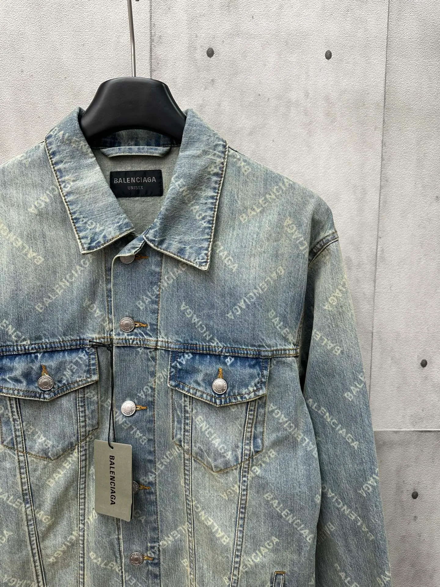 🅿️560 24FW Balenciaga all-over printed denim jacket. The fabric is made of 100% cotton slub denim. Features: The fabric has a thick texture, many and prominent slub yarns, and has a good washing effect. Advantages: good breathability, strong hygroscopicity, comfortable to wear. The fabric is then burned and washed. 1. Laser burning technology. Laser burning technology uses the high-temperature energy of the laser beam to etch the surface of the denim fabric to form a balenciaga pattern texture. This technology combines the advantages of laser technology and digital processing and can accurately control the processing process. 2. Post-washing treatment: After the laser processing is completed, the denim jacket must undergo necessary post-processing, general washing, etc. to remove residual dye and fiber dust.  Because there are no burn marks on the wiring at the splicing point, semi-finished products need to be burnt, which greatly increases the production cost.  OS loose and genderless style: Among Balenciaga denim jackets, the loose style is very popular. It has larger shoulder width and bust, as well as a longer length, creating a casual and comfortable wearing experience. The loose fit is not only suitable for daily casual wear, but can also be easily matched with a sense of fashion.  Size: 1 2 3 4