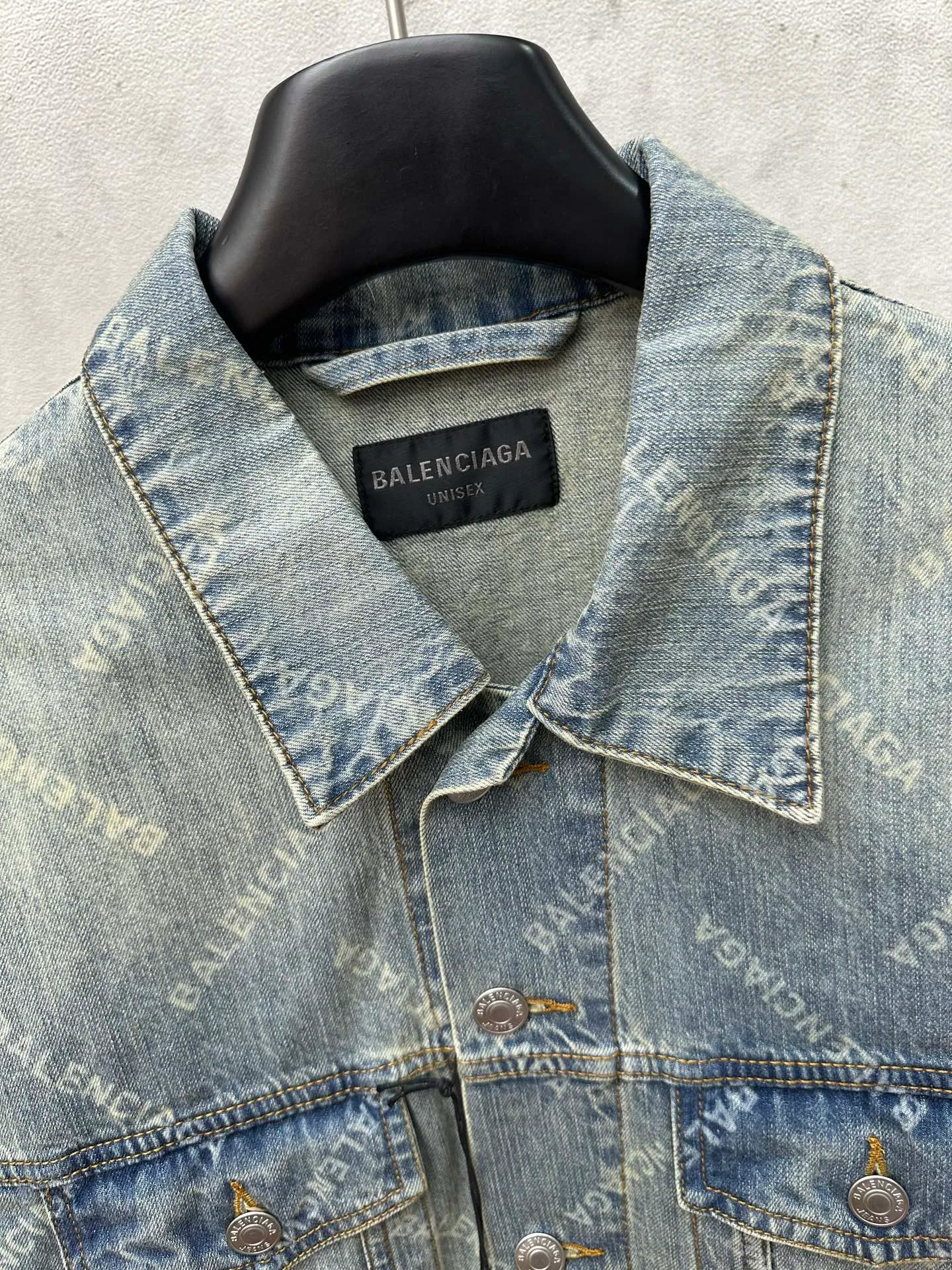🅿️560 24FW Balenciaga all-over printed denim jacket. The fabric is made of 100% cotton slub denim. Features: The fabric has a thick texture, many and prominent slub yarns, and has a good washing effect. Advantages: good breathability, strong hygroscopicity, comfortable to wear. The fabric is then burned and washed. 1. Laser burning technology. Laser burning technology uses the high-temperature energy of the laser beam to etch the surface of the denim fabric to form a balenciaga pattern texture. This technology combines the advantages of laser technology and digital processing and can accurately control the processing process. 2. Post-washing treatment: After the laser processing is completed, the denim jacket must undergo necessary post-processing, general washing, etc. to remove residual dye and fiber dust.  Because there are no burn marks on the wiring at the splicing point, semi-finished products need to be burnt, which greatly increases the production cost.  OS loose and genderless style: Among Balenciaga denim jackets, the loose style is very popular. It has larger shoulder width and bust, as well as a longer length, creating a casual and comfortable wearing experience. The loose fit is not only suitable for daily casual wear, but can also be easily matched with a sense of fashion.  Size: 1 2 3 4