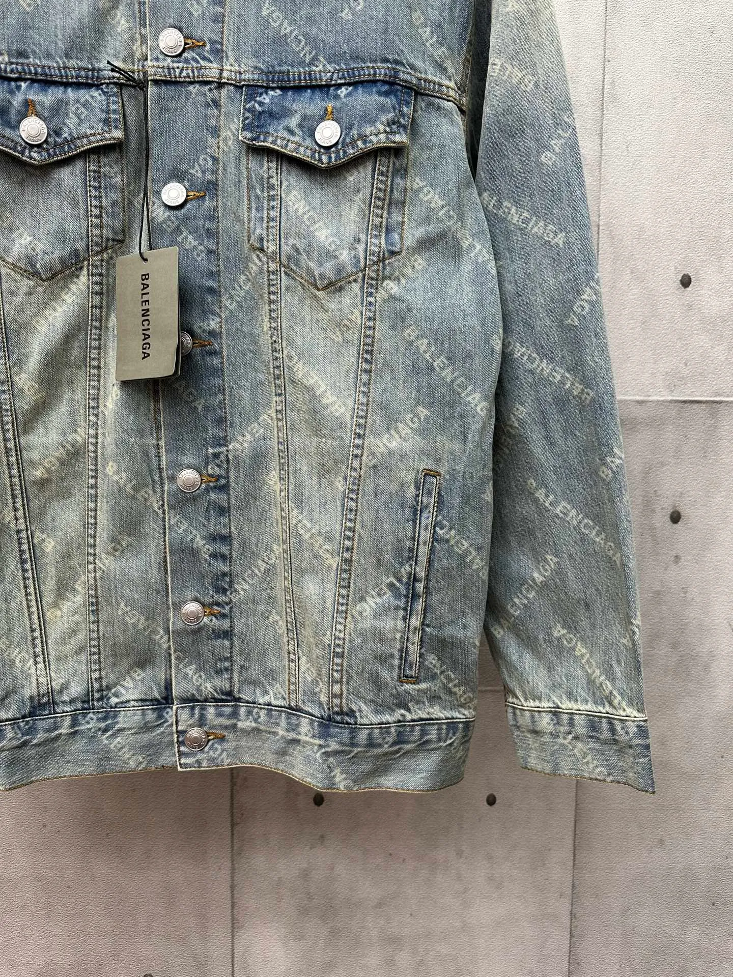 🅿️560 24FW Balenciaga all-over printed denim jacket. The fabric is made of 100% cotton slub denim. Features: The fabric has a thick texture, many and prominent slub yarns, and has a good washing effect. Advantages: good breathability, strong hygroscopicity, comfortable to wear. The fabric is then burned and washed. 1. Laser burning technology. Laser burning technology uses the high-temperature energy of the laser beam to etch the surface of the denim fabric to form a balenciaga pattern texture. This technology combines the advantages of laser technology and digital processing and can accurately control the processing process. 2. Post-washing treatment: After the laser processing is completed, the denim jacket must undergo necessary post-processing, general washing, etc. to remove residual dye and fiber dust.  Because there are no burn marks on the wiring at the splicing point, semi-finished products need to be burnt, which greatly increases the production cost.  OS loose and genderless style: Among Balenciaga denim jackets, the loose style is very popular. It has larger shoulder width and bust, as well as a longer length, creating a casual and comfortable wearing experience. The loose fit is not only suitable for daily casual wear, but can also be easily matched with a sense of fashion.  Size: 1 2 3 4
