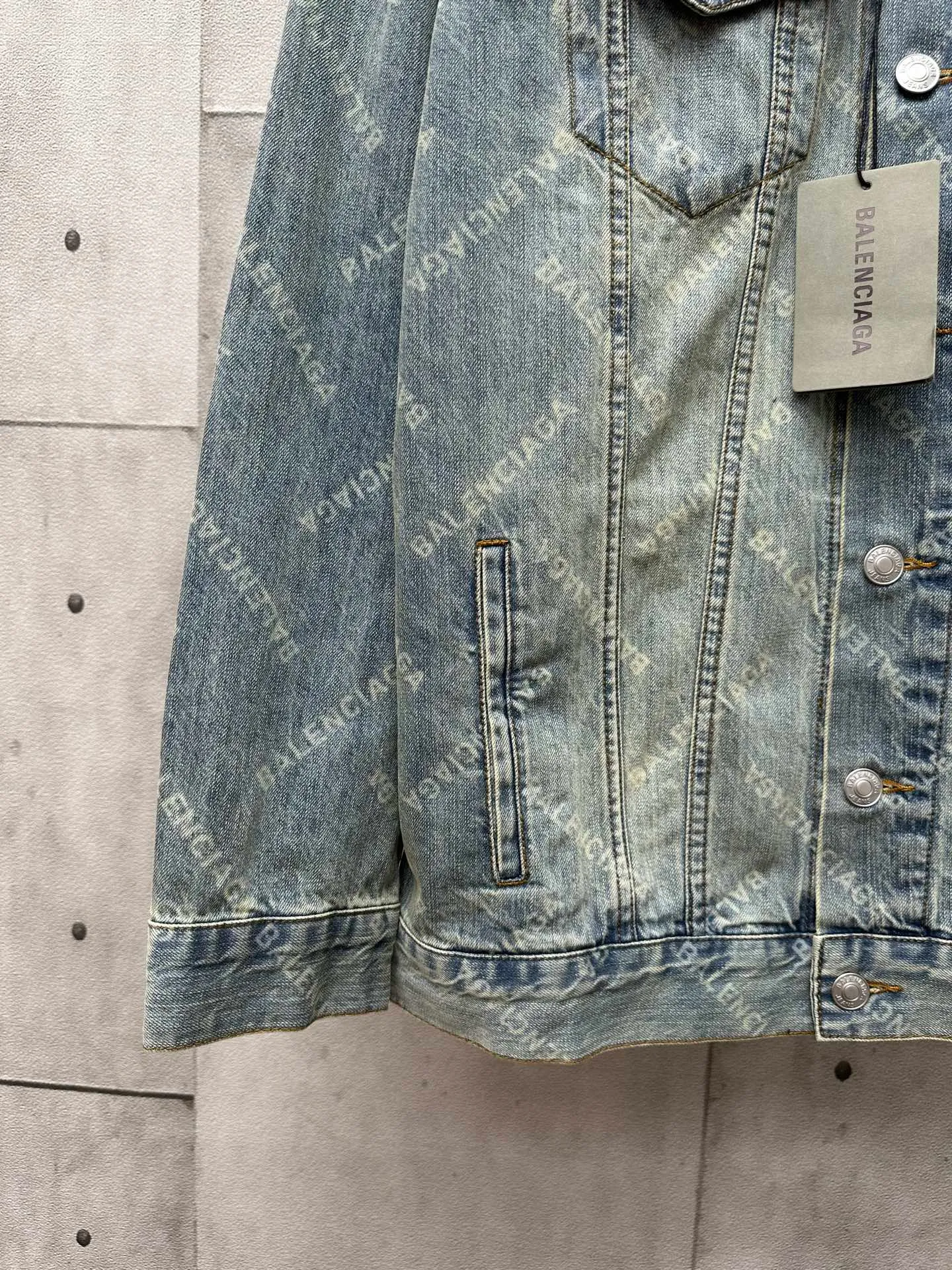 🅿️560 24FW Balenciaga all-over printed denim jacket. The fabric is made of 100% cotton slub denim. Features: The fabric has a thick texture, many and prominent slub yarns, and has a good washing effect. Advantages: good breathability, strong hygroscopicity, comfortable to wear. The fabric is then burned and washed. 1. Laser burning technology. Laser burning technology uses the high-temperature energy of the laser beam to etch the surface of the denim fabric to form a balenciaga pattern texture. This technology combines the advantages of laser technology and digital processing and can accurately control the processing process. 2. Post-washing treatment: After the laser processing is completed, the denim jacket must undergo necessary post-processing, general washing, etc. to remove residual dye and fiber dust.  Because there are no burn marks on the wiring at the splicing point, semi-finished products need to be burnt, which greatly increases the production cost.  OS loose and genderless style: Among Balenciaga denim jackets, the loose style is very popular. It has larger shoulder width and bust, as well as a longer length, creating a casual and comfortable wearing experience. The loose fit is not only suitable for daily casual wear, but can also be easily matched with a sense of fashion.  Size: 1 2 3 4