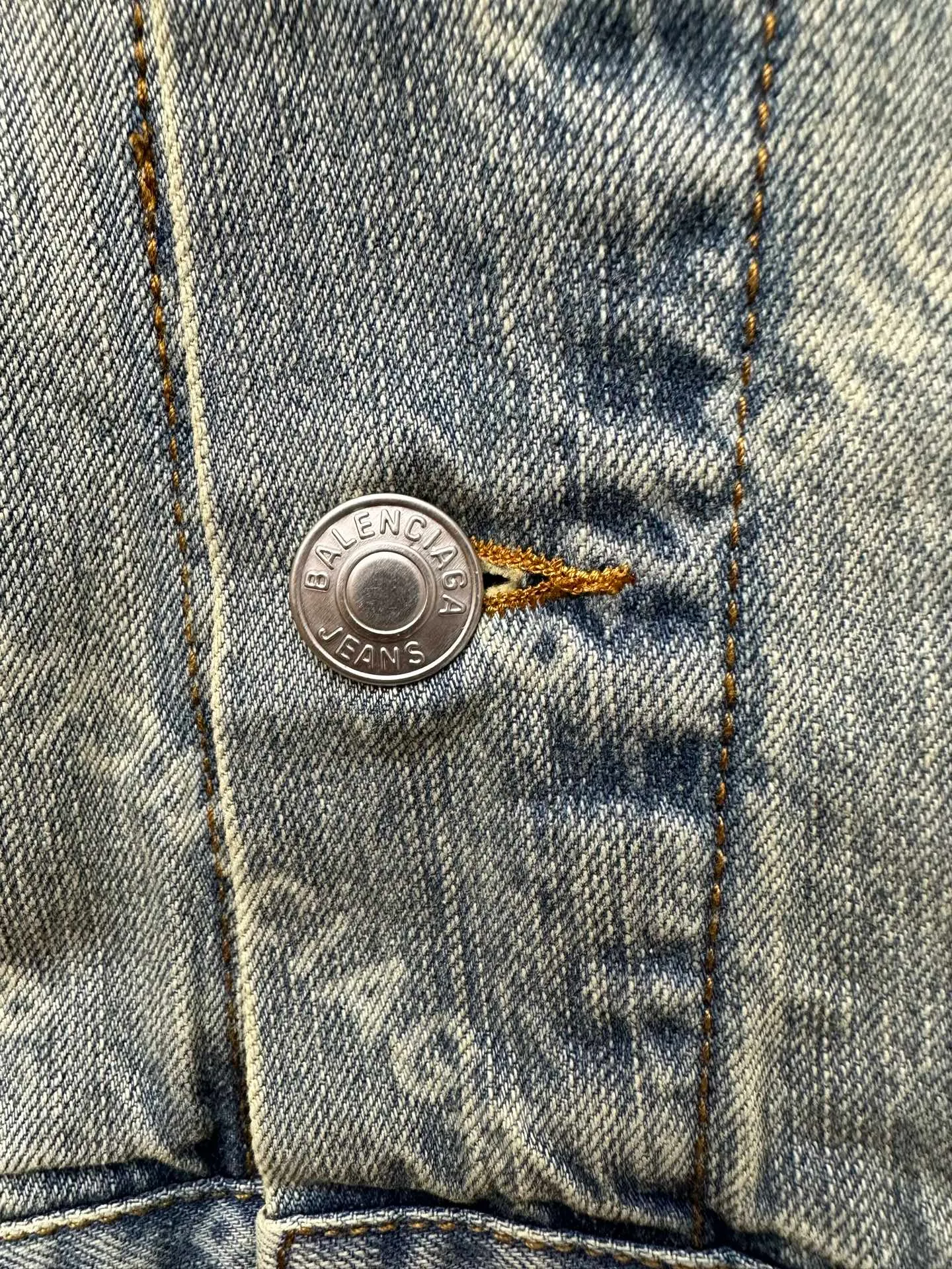 🅿️560 24FW Balenciaga all-over printed denim jacket. The fabric is made of 100% cotton slub denim. Features: The fabric has a thick texture, many and prominent slub yarns, and has a good washing effect. Advantages: good breathability, strong hygroscopicity, comfortable to wear. The fabric is then burned and washed. 1. Laser burning technology. Laser burning technology uses the high-temperature energy of the laser beam to etch the surface of the denim fabric to form a balenciaga pattern texture. This technology combines the advantages of laser technology and digital processing and can accurately control the processing process. 2. Post-washing treatment: After the laser processing is completed, the denim jacket must undergo necessary post-processing, general washing, etc. to remove residual dye and fiber dust.  Because there are no burn marks on the wiring at the splicing point, semi-finished products need to be burnt, which greatly increases the production cost.  OS loose and genderless style: Among Balenciaga denim jackets, the loose style is very popular. It has larger shoulder width and bust, as well as a longer length, creating a casual and comfortable wearing experience. The loose fit is not only suitable for daily casual wear, but can also be easily matched with a sense of fashion.  Size: 1 2 3 4