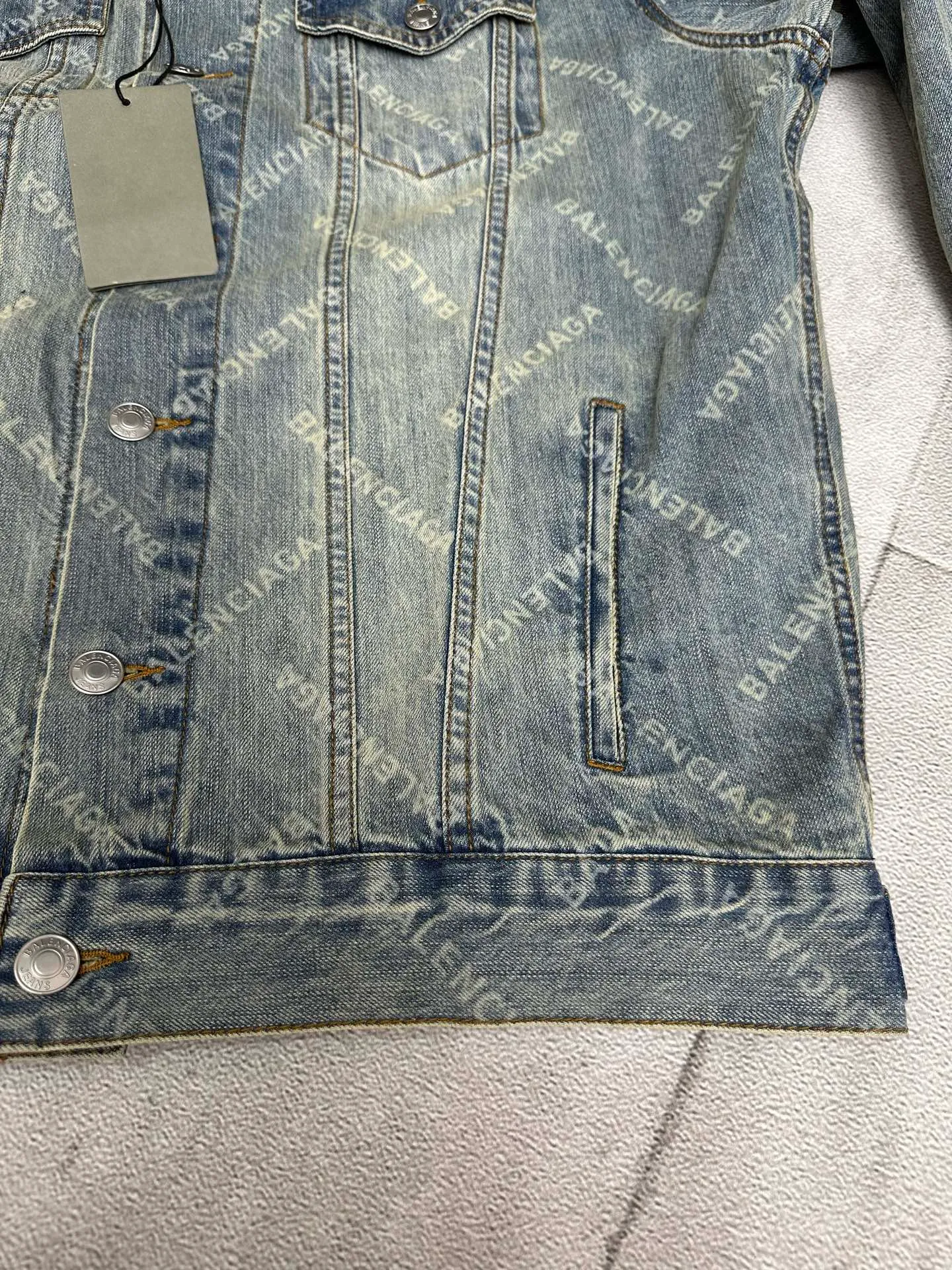 🅿️560 24FW Balenciaga all-over printed denim jacket. The fabric is made of 100% cotton slub denim. Features: The fabric has a thick texture, many and prominent slub yarns, and has a good washing effect. Advantages: good breathability, strong hygroscopicity, comfortable to wear. The fabric is then burned and washed. 1. Laser burning technology. Laser burning technology uses the high-temperature energy of the laser beam to etch the surface of the denim fabric to form a balenciaga pattern texture. This technology combines the advantages of laser technology and digital processing and can accurately control the processing process. 2. Post-washing treatment: After the laser processing is completed, the denim jacket must undergo necessary post-processing, general washing, etc. to remove residual dye and fiber dust.  Because there are no burn marks on the wiring at the splicing point, semi-finished products need to be burnt, which greatly increases the production cost.  OS loose and genderless style: Among Balenciaga denim jackets, the loose style is very popular. It has larger shoulder width and bust, as well as a longer length, creating a casual and comfortable wearing experience. The loose fit is not only suitable for daily casual wear, but can also be easily matched with a sense of fashion.  Size: 1 2 3 4