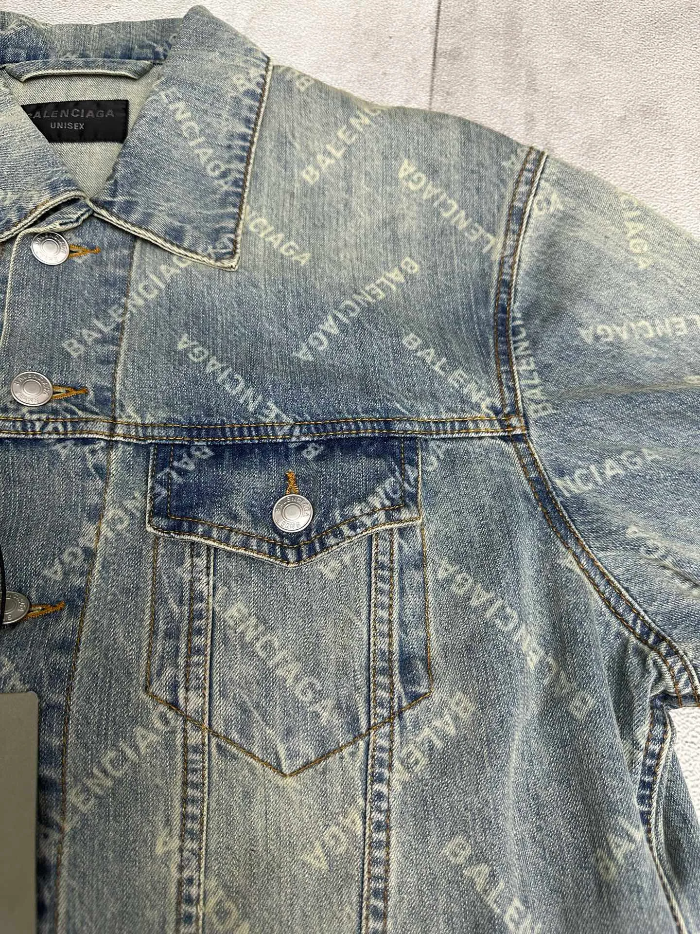 🅿️560 24FW Balenciaga all-over printed denim jacket. The fabric is made of 100% cotton slub denim. Features: The fabric has a thick texture, many and prominent slub yarns, and has a good washing effect. Advantages: good breathability, strong hygroscopicity, comfortable to wear. The fabric is then burned and washed. 1. Laser burning technology. Laser burning technology uses the high-temperature energy of the laser beam to etch the surface of the denim fabric to form a balenciaga pattern texture. This technology combines the advantages of laser technology and digital processing and can accurately control the processing process. 2. Post-washing treatment: After the laser processing is completed, the denim jacket must undergo necessary post-processing, general washing, etc. to remove residual dye and fiber dust.  Because there are no burn marks on the wiring at the splicing point, semi-finished products need to be burnt, which greatly increases the production cost.  OS loose and genderless style: Among Balenciaga denim jackets, the loose style is very popular. It has larger shoulder width and bust, as well as a longer length, creating a casual and comfortable wearing experience. The loose fit is not only suitable for daily casual wear, but can also be easily matched with a sense of fashion.  Size: 1 2 3 4