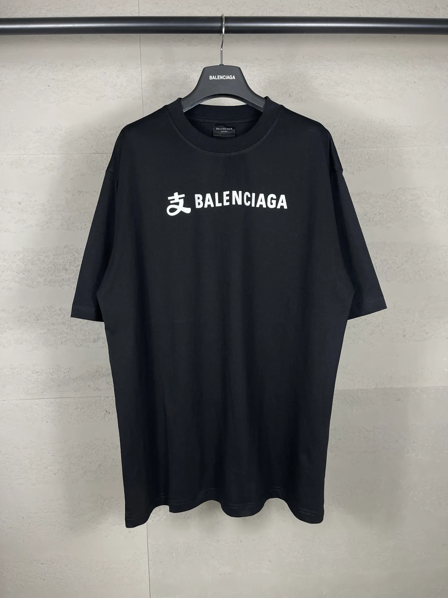 🅿️174 Real photos [Top version. Official website quality] BALENCI*GA/Paris #2024 new model. Paris X joint Alipay printed short-sleeved T-shirt on the front and back. SS24 spring and summer brick cabinet synchronization welcomes comparison. The fabric is made of Paris ZP custom-woven and dyed cotton double yarn, with a weight of 260 grams. The cloth surface is clean. The cloth pattern is clear, soft and comfortable. The threads are dyed with no color difference. The classic letter LOGO is printed with imported environmentally friendly glue. The letters are clear and the effect is three-dimensional. Restore the brick cabinet, adopt OS loose shoulder style. Same style for men and women. Code: BL223371 Color: Black Size: XS S M L