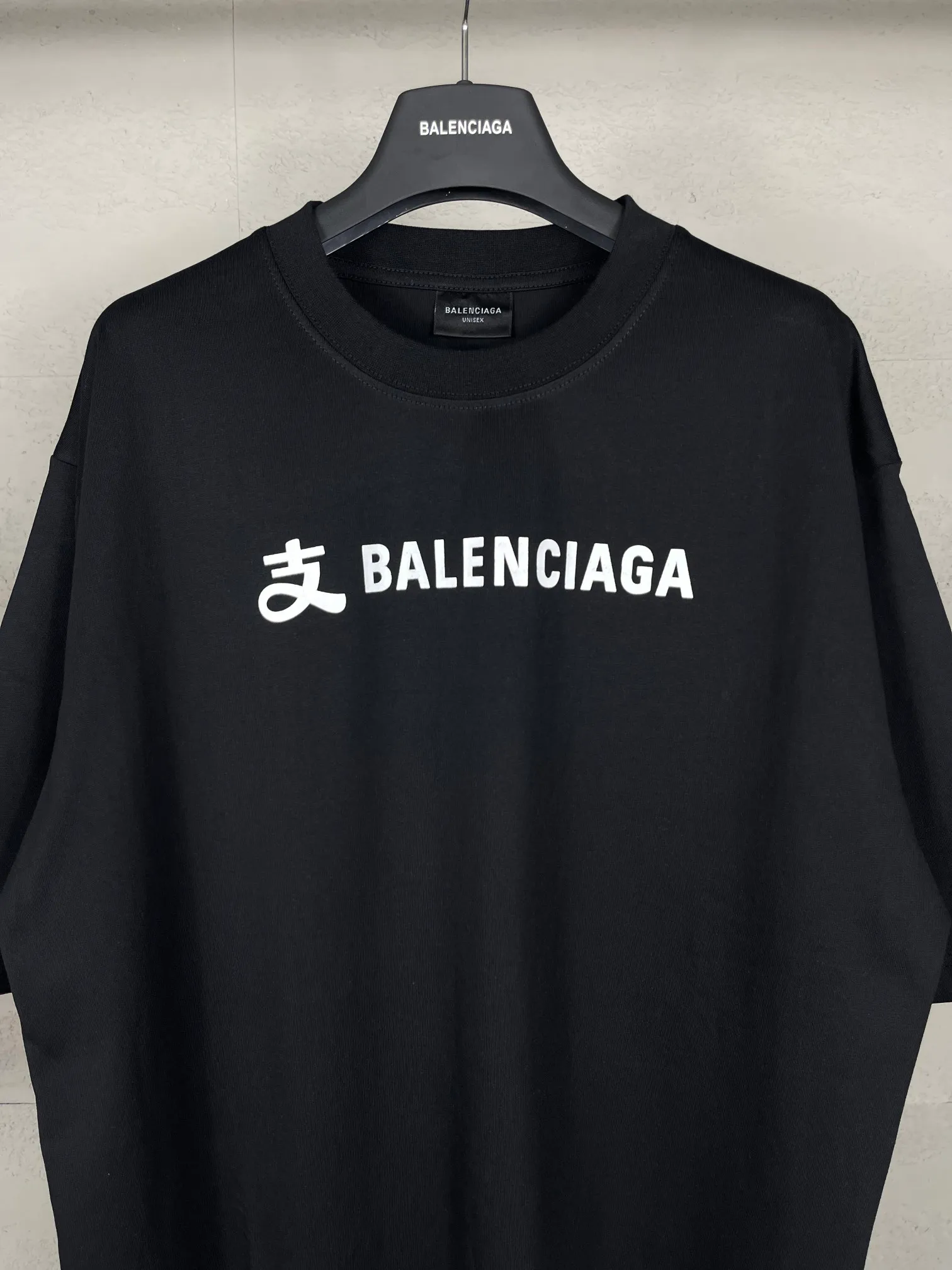 🅿️174 Real photos [Top version. Official website quality] BALENCI*GA/Paris #2024 new model. Paris X joint Alipay printed short-sleeved T-shirt on the front and back. SS24 spring and summer brick cabinet synchronization welcomes comparison. The fabric is made of Paris ZP custom-woven and dyed cotton double yarn, with a weight of 260 grams. The cloth surface is clean. The cloth pattern is clear, soft and comfortable. The threads are dyed with no color difference. The classic letter LOGO is printed with imported environmentally friendly glue. The letters are clear and the effect is three-dimensional. Restore the brick cabinet, adopt OS loose shoulder style. Same style for men and women. Code: BL223371 Color: Black Size: XS S M L