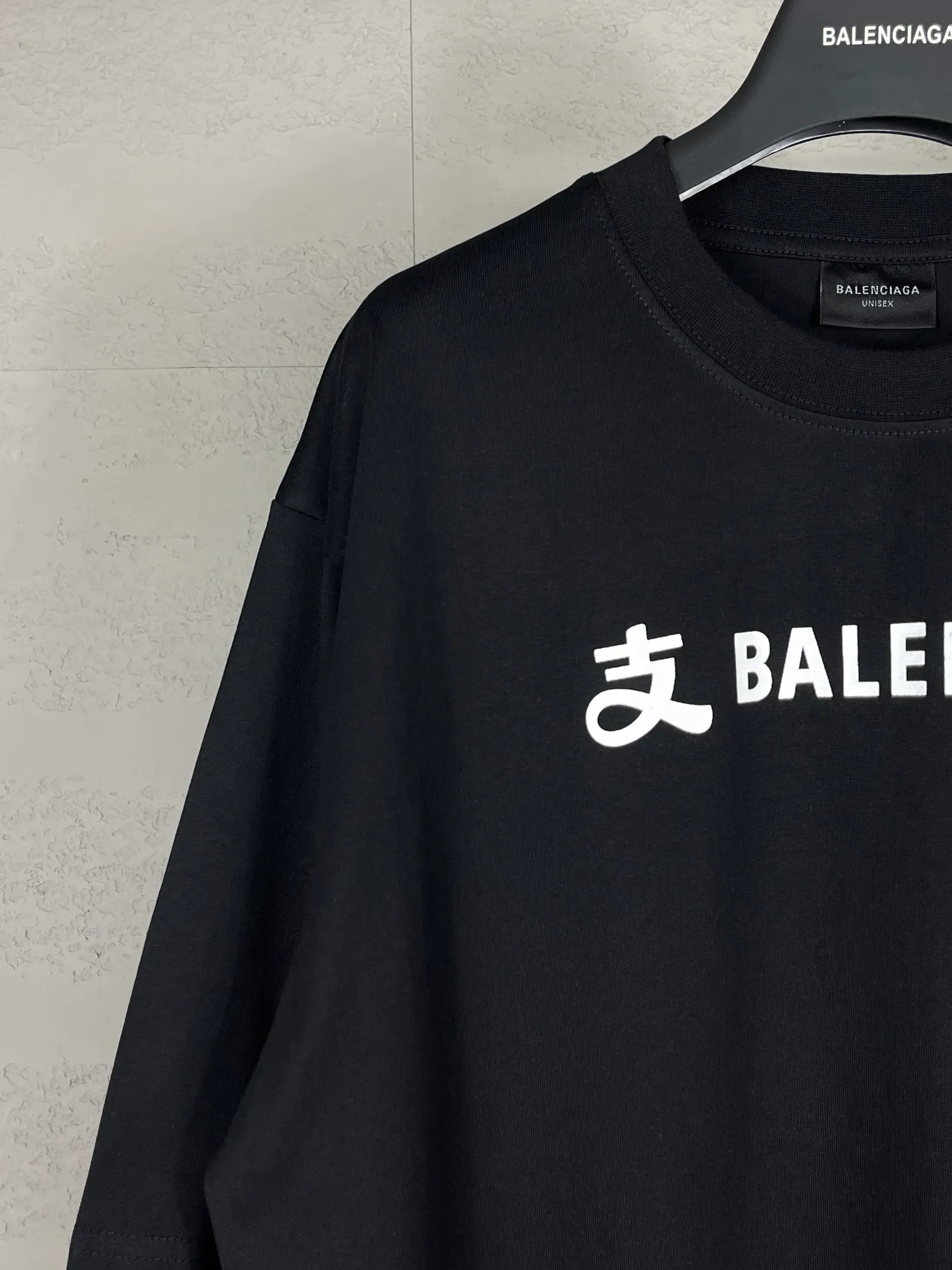 🅿️174 Real photos [Top version. Official website quality] BALENCI*GA/Paris #2024 new model. Paris X joint Alipay printed short-sleeved T-shirt on the front and back. SS24 spring and summer brick cabinet synchronization welcomes comparison. The fabric is made of Paris ZP custom-woven and dyed cotton double yarn, with a weight of 260 grams. The cloth surface is clean. The cloth pattern is clear, soft and comfortable. The threads are dyed with no color difference. The classic letter LOGO is printed with imported environmentally friendly glue. The letters are clear and the effect is three-dimensional. Restore the brick cabinet, adopt OS loose shoulder style. Same style for men and women. Code: BL223371 Color: Black Size: XS S M L