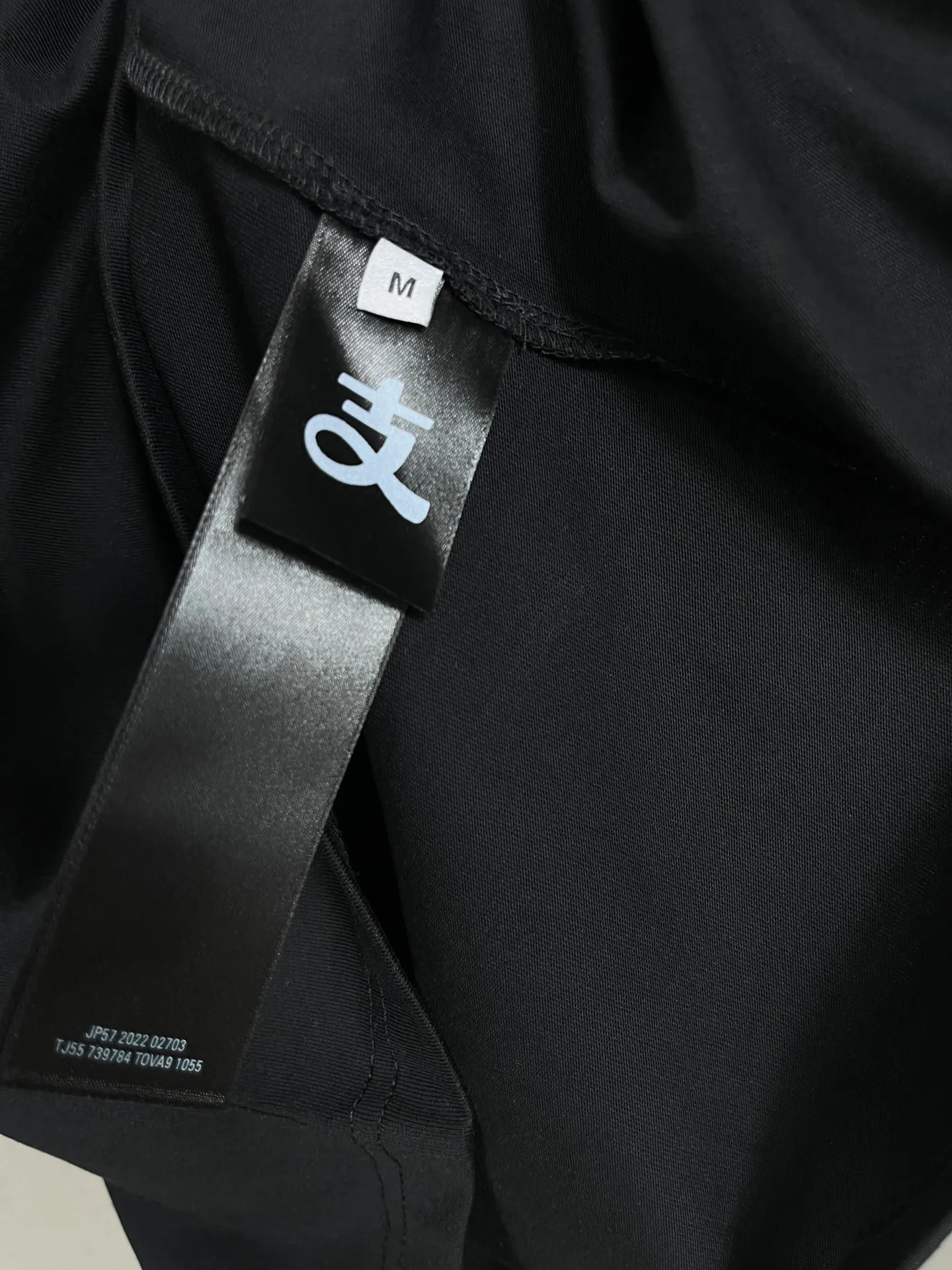🅿️174 Real photos [Top version. Official website quality] BALENCI*GA/Paris #2024 new model. Paris X joint Alipay printed short-sleeved T-shirt on the front and back. SS24 spring and summer brick cabinet synchronization welcomes comparison. The fabric is made of Paris ZP custom-woven and dyed cotton double yarn, with a weight of 260 grams. The cloth surface is clean. The cloth pattern is clear, soft and comfortable. The threads are dyed with no color difference. The classic letter LOGO is printed with imported environmentally friendly glue. The letters are clear and the effect is three-dimensional. Restore the brick cabinet, adopt OS loose shoulder style. Same style for men and women. Code: BL223371 Color: Black Size: XS S M L