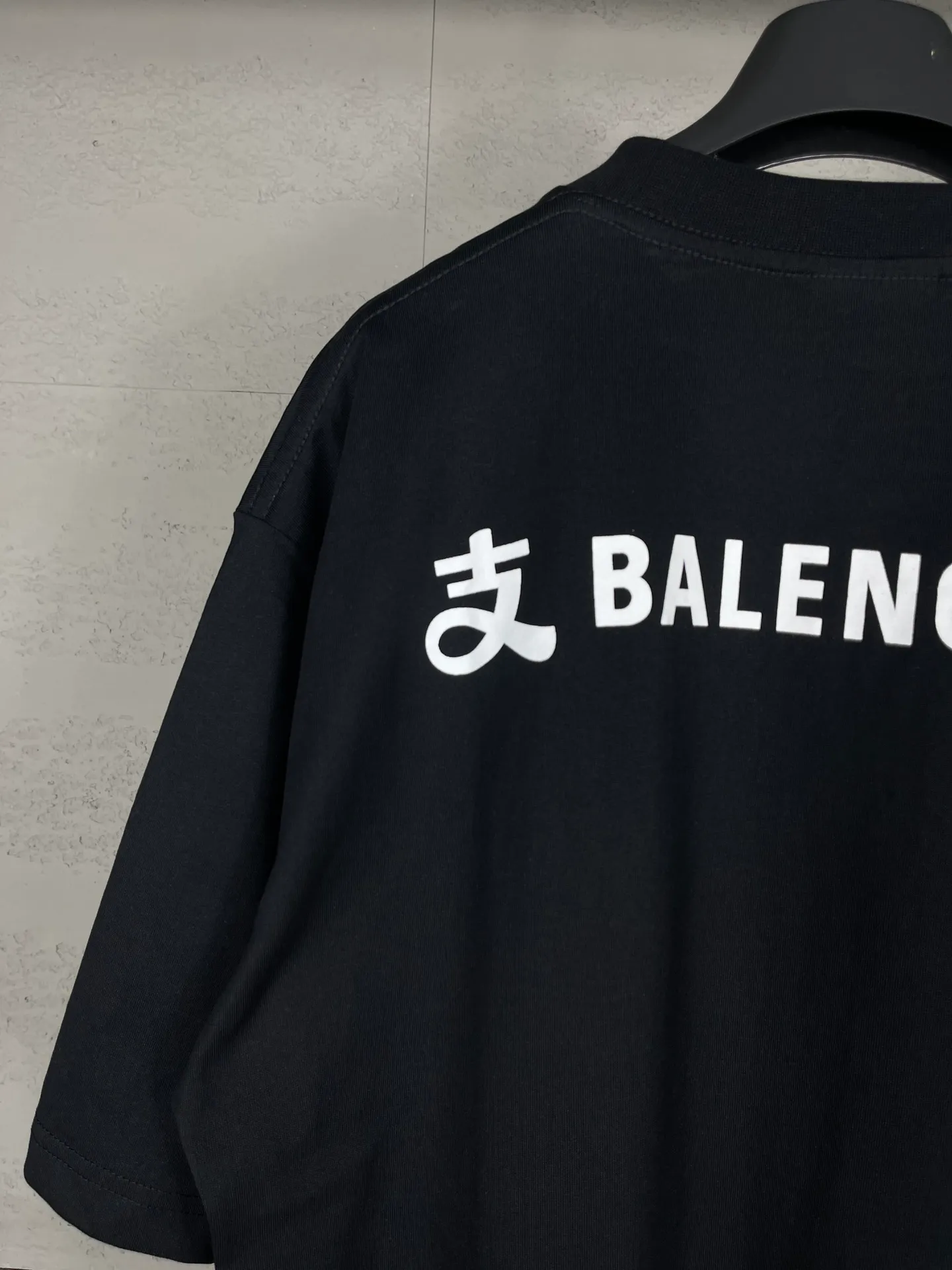 🅿️174 Real photos [Top version. Official website quality] BALENCI*GA/Paris #2024 new model. Paris X joint Alipay printed short-sleeved T-shirt on the front and back. SS24 spring and summer brick cabinet synchronization welcomes comparison. The fabric is made of Paris ZP custom-woven and dyed cotton double yarn, with a weight of 260 grams. The cloth surface is clean. The cloth pattern is clear, soft and comfortable. The threads are dyed with no color difference. The classic letter LOGO is printed with imported environmentally friendly glue. The letters are clear and the effect is three-dimensional. Restore the brick cabinet, adopt OS loose shoulder style. Same style for men and women. Code: BL223371 Color: Black Size: XS S M L