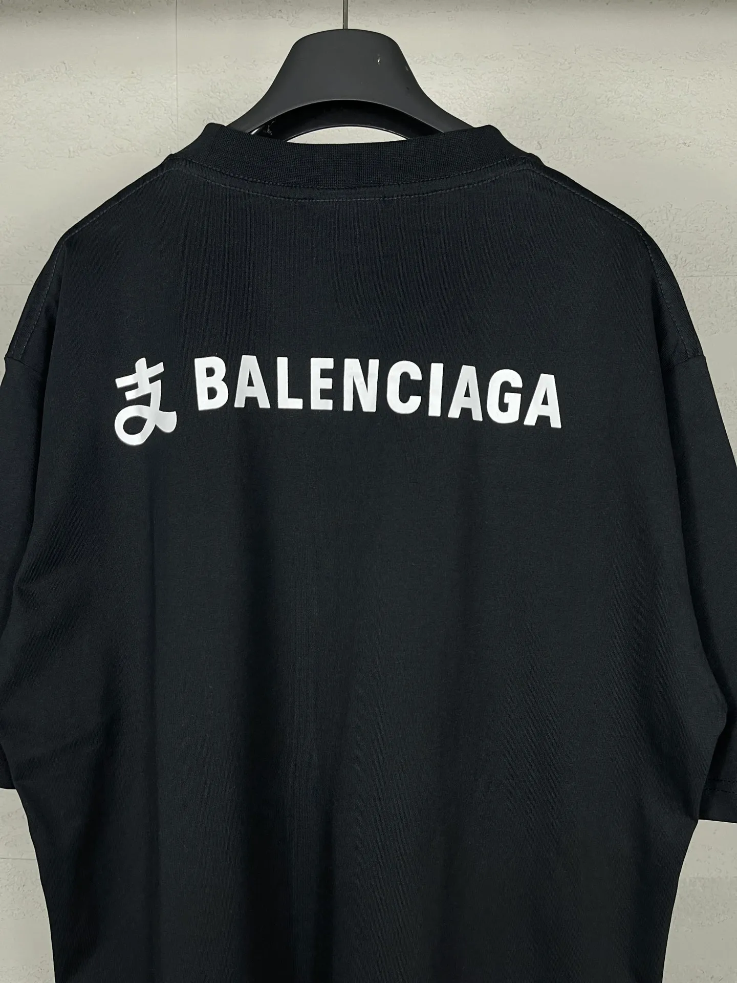 🅿️174 Real photos [Top version. Official website quality] BALENCI*GA/Paris #2024 new model. Paris X joint Alipay printed short-sleeved T-shirt on the front and back. SS24 spring and summer brick cabinet synchronization welcomes comparison. The fabric is made of Paris ZP custom-woven and dyed cotton double yarn, with a weight of 260 grams. The cloth surface is clean. The cloth pattern is clear, soft and comfortable. The threads are dyed with no color difference. The classic letter LOGO is printed with imported environmentally friendly glue. The letters are clear and the effect is three-dimensional. Restore the brick cabinet, adopt OS loose shoulder style. Same style for men and women. Code: BL223371 Color: Black Size: XS S M L