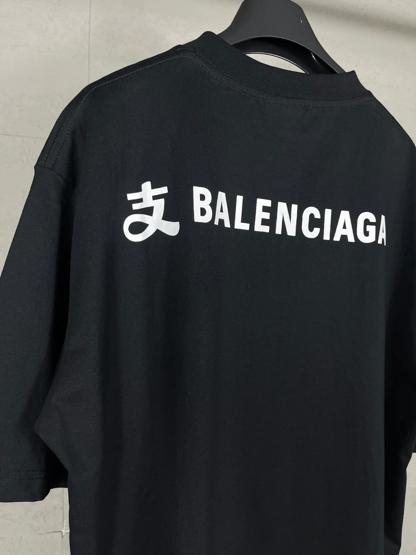 🅿️174 Real photos [Top version. Official website quality] BALENCI*GA/Paris #2024 new model. Paris X joint Alipay printed short-sleeved T-shirt on the front and back. SS24 spring and summer brick cabinet synchronization welcomes comparison. The fabric is made of Paris ZP custom-woven and dyed cotton double yarn, with a weight of 260 grams. The cloth surface is clean. The cloth pattern is clear, soft and comfortable. The threads are dyed with no color difference. The classic letter LOGO is printed with imported environmentally friendly glue. The letters are clear and the effect is three-dimensional. Restore the brick cabinet, adopt OS loose shoulder style. Same style for men and women. Code: BL223371 Color: Black Size: XS S M L