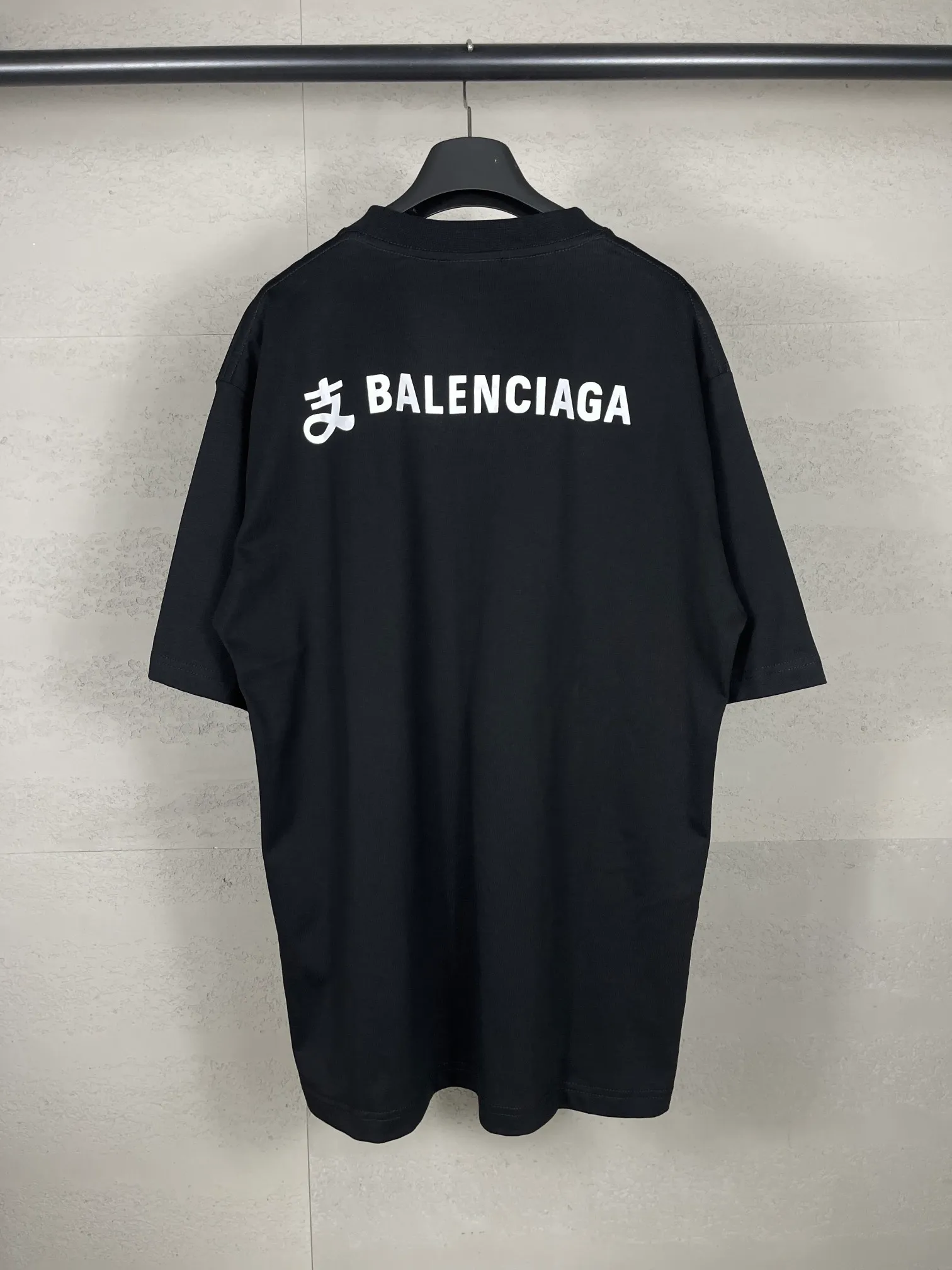 🅿️174 Real photos [Top version. Official website quality] BALENCI*GA/Paris #2024 new model. Paris X joint Alipay printed short-sleeved T-shirt on the front and back. SS24 spring and summer brick cabinet synchronization welcomes comparison. The fabric is made of Paris ZP custom-woven and dyed cotton double yarn, with a weight of 260 grams. The cloth surface is clean. The cloth pattern is clear, soft and comfortable. The threads are dyed with no color difference. The classic letter LOGO is printed with imported environmentally friendly glue. The letters are clear and the effect is three-dimensional. Restore the brick cabinet, adopt OS loose shoulder style. Same style for men and women. Code: BL223371 Color: Black Size: XS S M L