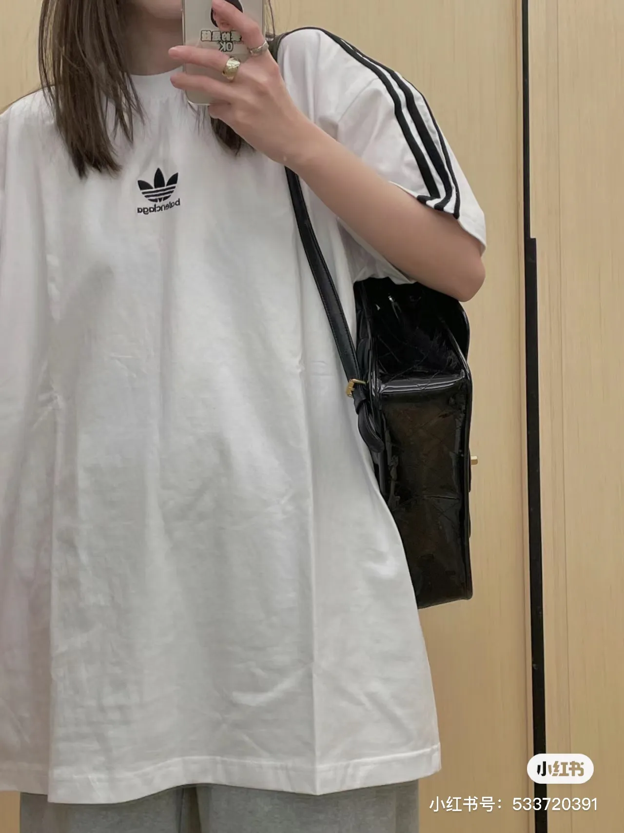 ♻️💯Upper body reference model picture❤️Top tested version - BALENCIAGA - Balenciaga co-branded Adidas Adidas clover striped LOGO offset printed short-sleeved T-shirt. The quality of No.1 in this market Real ceiling quality ✅All original development drawings pay attention to details to avoid mixed sales of stolen pictures ✅Correct 260g custom-woven and dyed double-yarn pure cotton fabric No color difference in custom-dyed threads ✅Correct imported material printing Conley machine white ink direct injection process The letters are clear and three-dimensional, firm and do not fall off ✅Overweight craftsmanship The original version is consistent Differential market currency Here I will explain why I am a little more expensive than others, 1. It seems to be a simple printing or embroidery, but it is not simple at all. 10000% imported machine restoration is not just a lip service. You are welcome to compare with peers. 2. Each model is produced by the company. The details of workmanship and fabrics are consistent with the original ones. It is guaranteed that there will be no color difference with the counters. Reproduction is not scary. Whoever is fake will be embarrassed. It’s not shameful to make a replica, it’s shameful if you can’t buy the correct version if you make a replica. 3. Note that the threaded collars are all original collars of certain countries and regions, with high wrapping. The width of the neckline and cabinets are accurate to the millimeter. Thick necklines are not easy to deform. The collars of high-end products are all restored cabinets. They are different from the big collars in the world. Ordinary garbage short-sleeves are printed with a print. The clavicle of the upper body is exposed. Please be patient. Customers who have bought genuine products or have seen genuine products will come back to place orders again. This is quality. This is quality. 4. Different styles of washed wheat main wheat, including imported wheat, have different colors and codes. Really restore the counter. As we all know, Balenciaga has different English or different colors on the collar labels of each quarter. This distinguishes the fast food products with the same common main wheat washed wheat. 5. Pay attention to the workmanship. The stitching at the neckline has no folds, smooth and natural without overlapping lines, and truly restores this. This is something that many people cannot do. 6. The fabric is made of 260g Paris-specific double yarn. No one can make better fabrics than my family. There's really no way to compare it with the ordinary version on the market. Respect it. It's genuine and costs thousands of dollars anyway. Don't buy street stalls. Quality 7. The workmanship is fully restored. The packaging is fully restored. The cost is huge. 8. I guarantee here that this is the highest quality you can find. Color: white black Size: XS to L P: 290